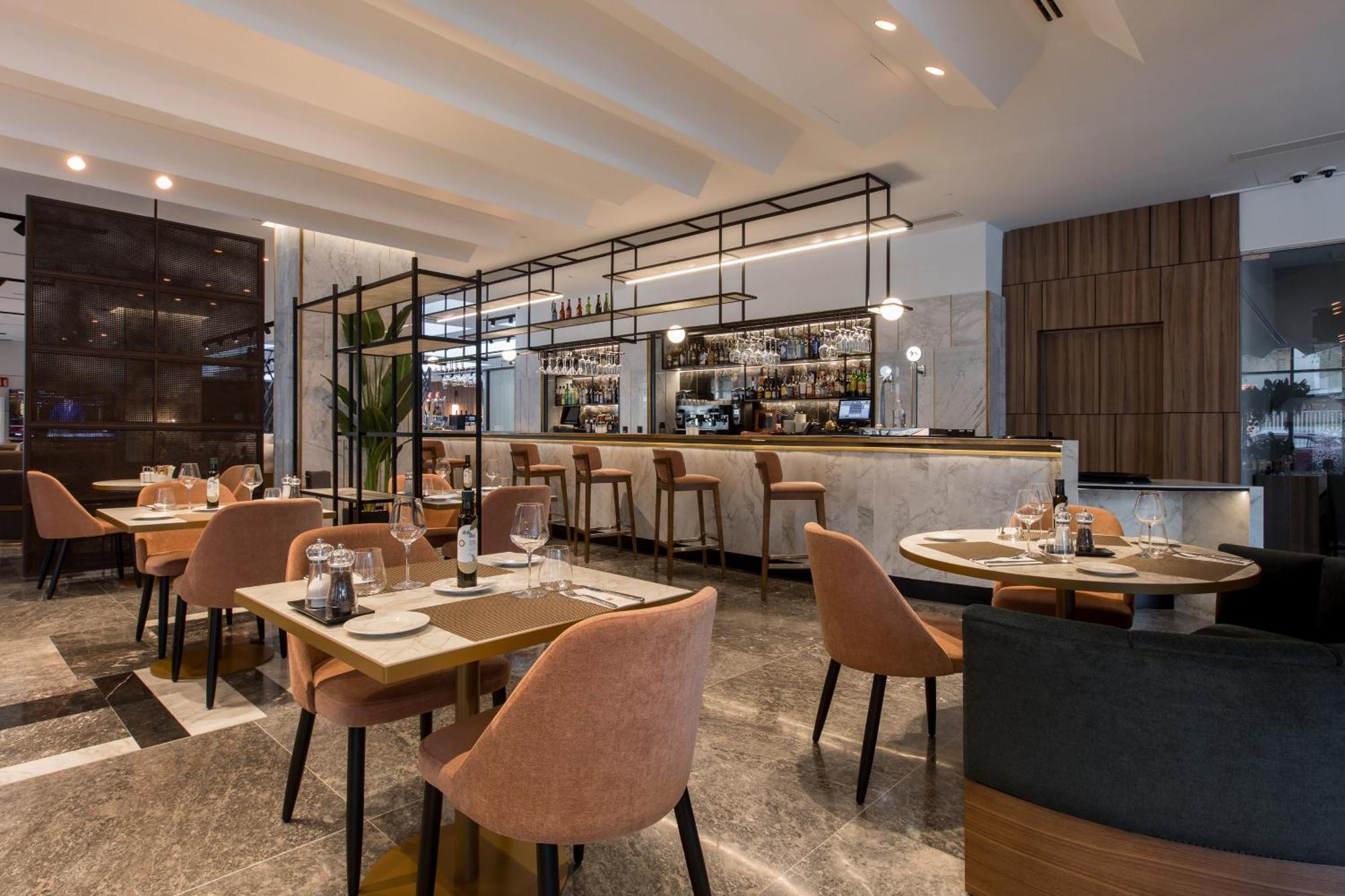 Hotel Giralda Center 4*