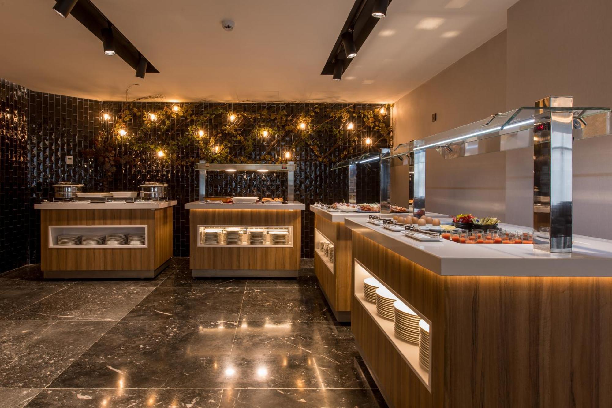 Giralda Center Hotel 4*