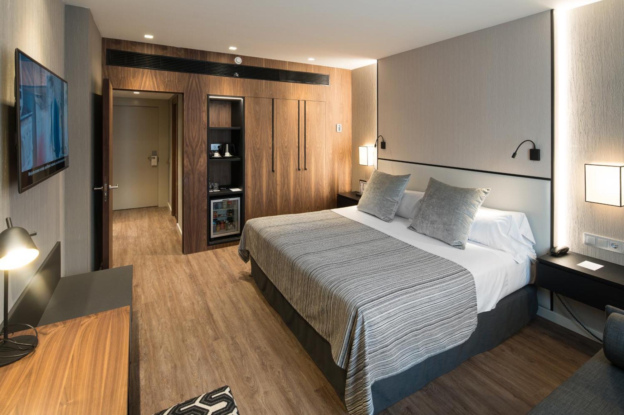 Hotel Catalonia Plaza 4*