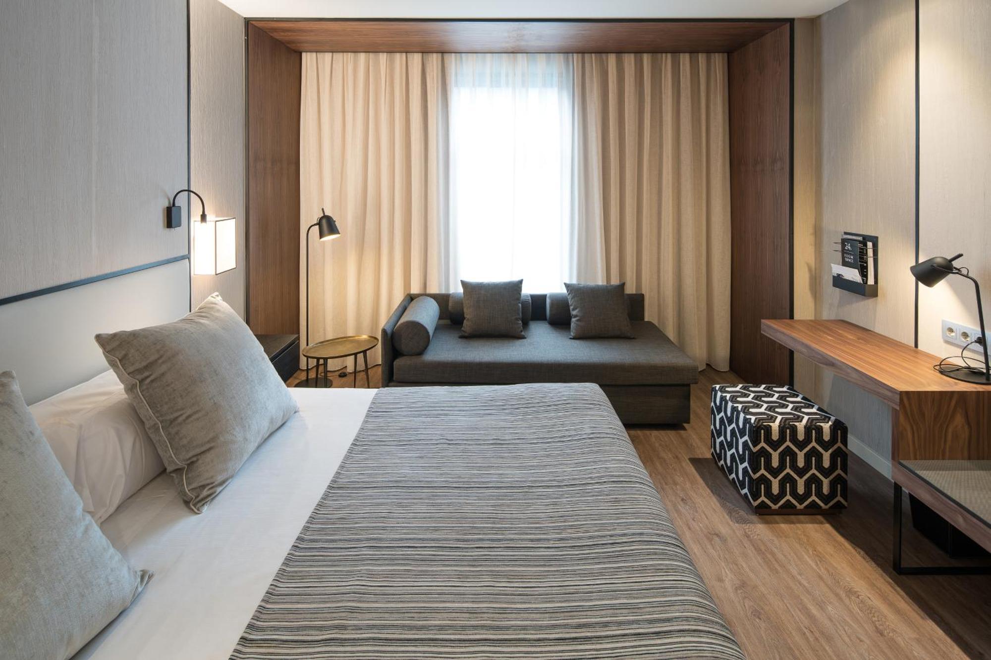 Catalonia Plaza Hotel 4*