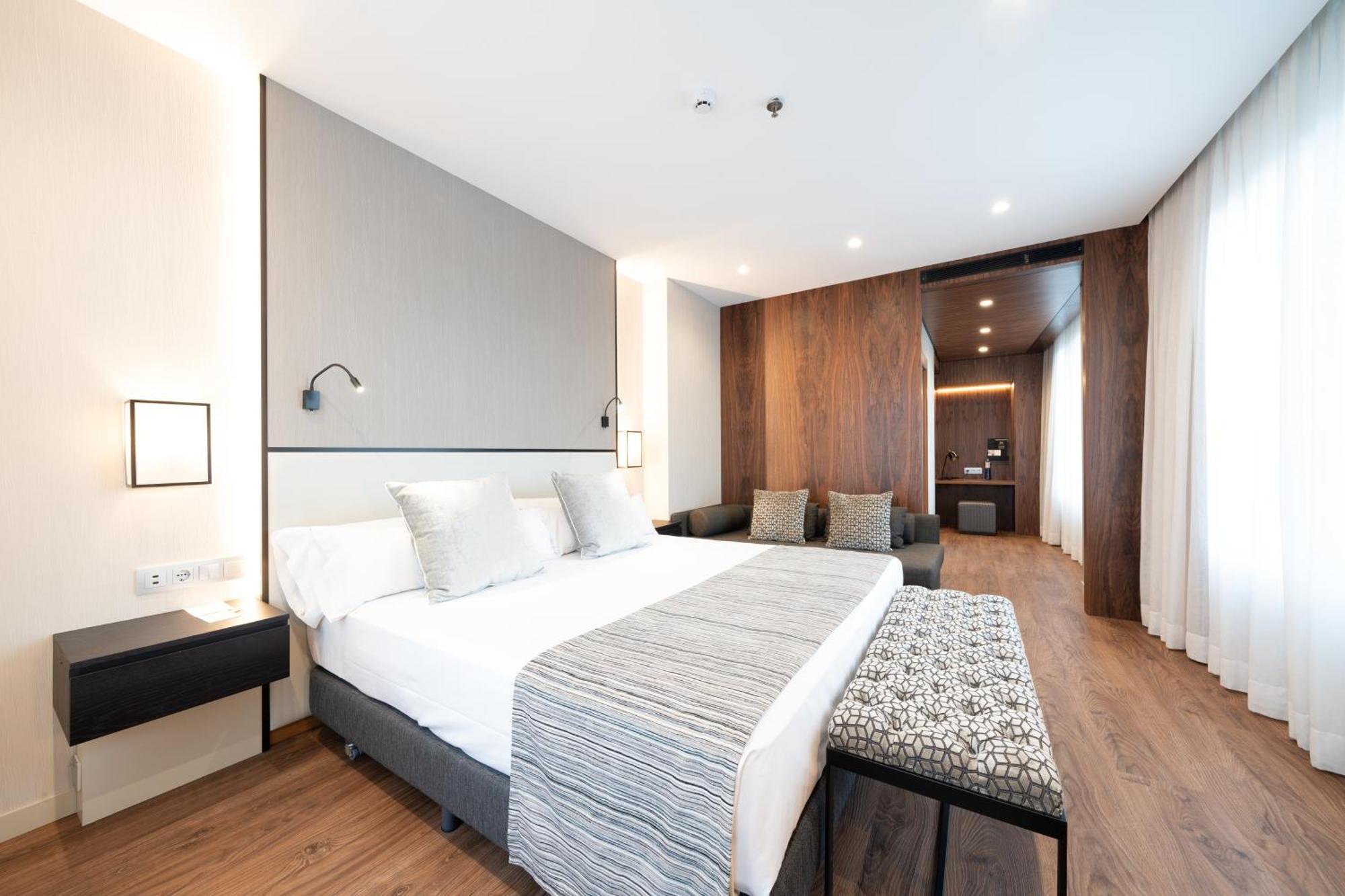 Catalonia Plaza Hotel 4*