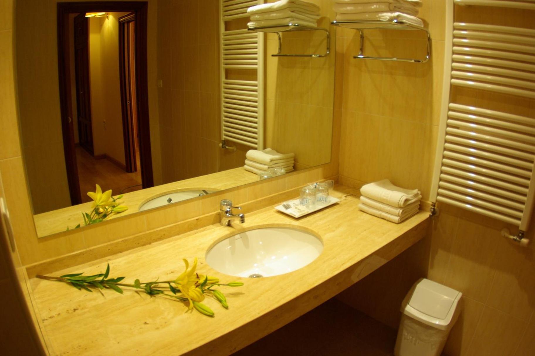 Y Arias Hotel