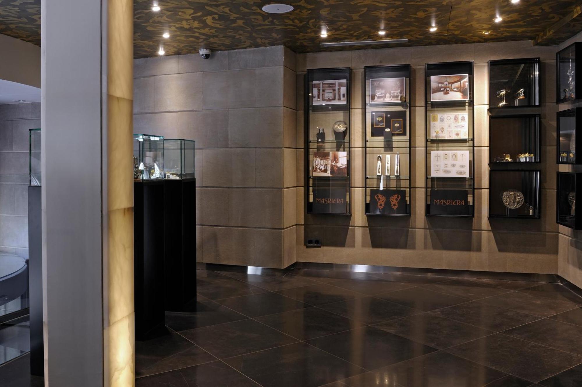 Hotel Bagues, A Small Luxury Of The World