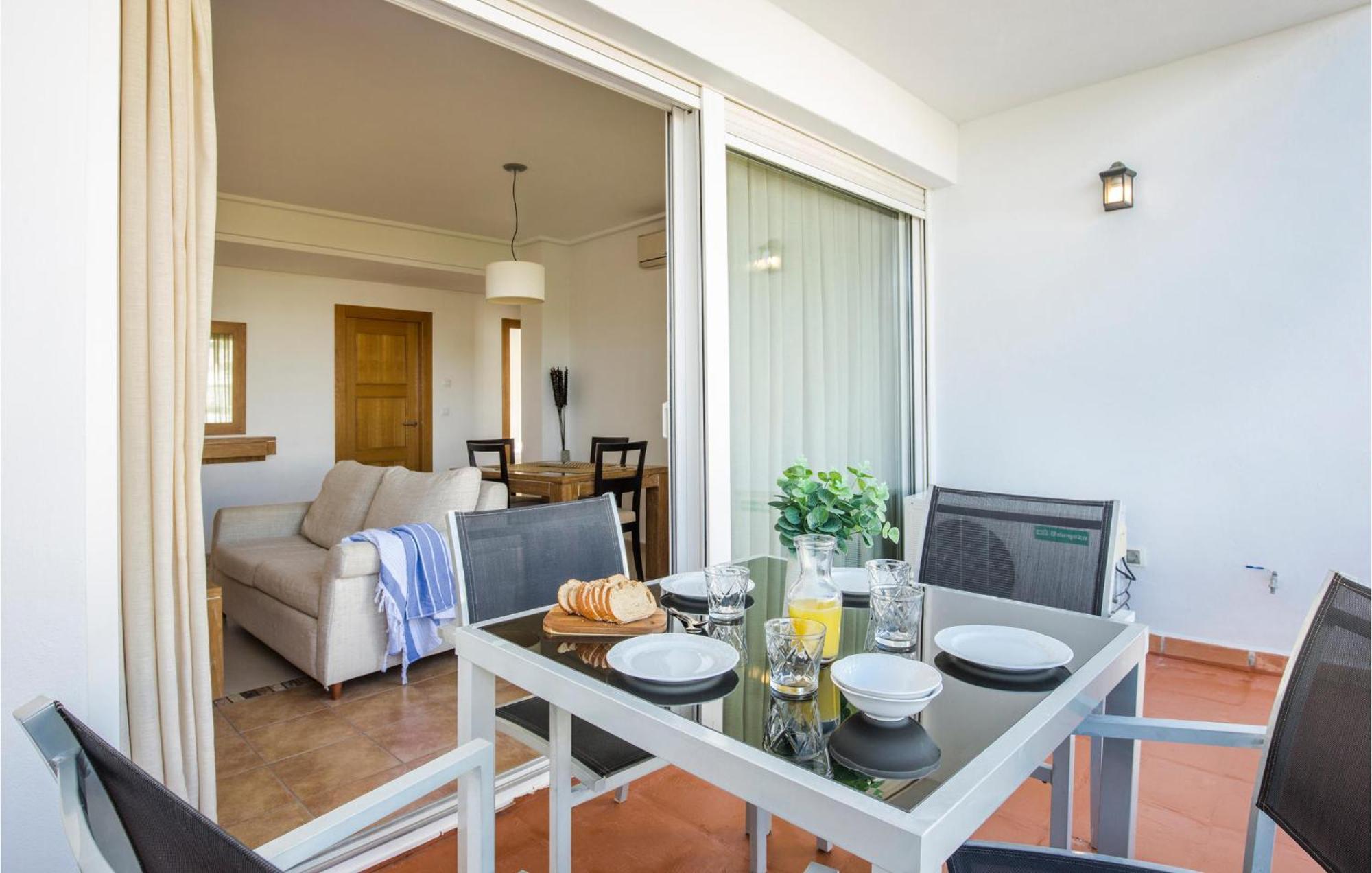2 Bedroom In Roldan Apartment *