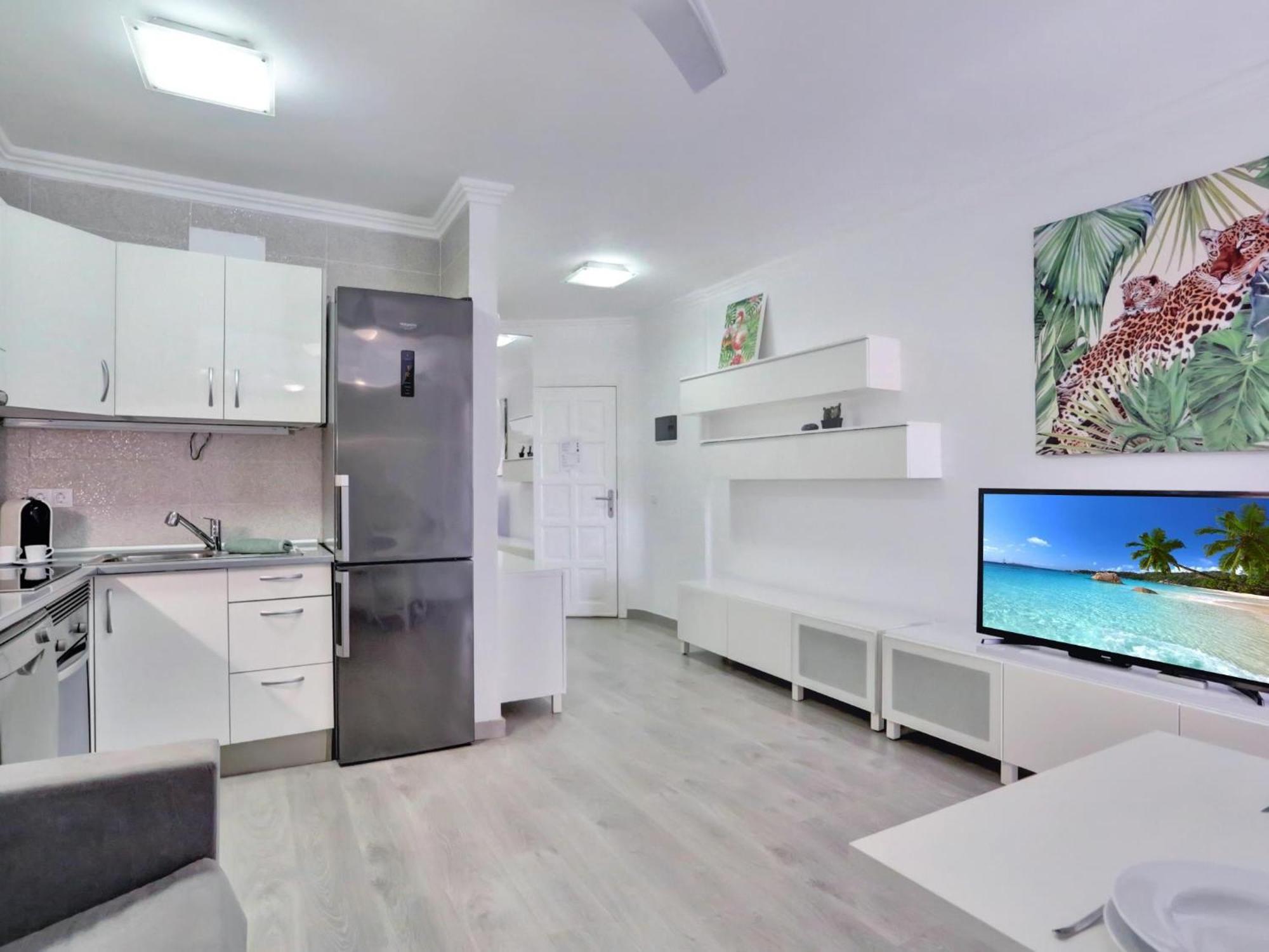 Little Gem, Panoramic Balcony, Con Air, Pool, Wifi Apartment