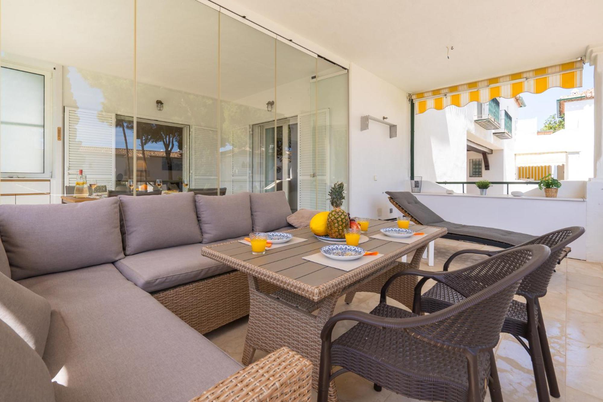 Elegant Marbella Apartment, 5-pool Oasis, Sunlit Terrace, Garage Apartment *