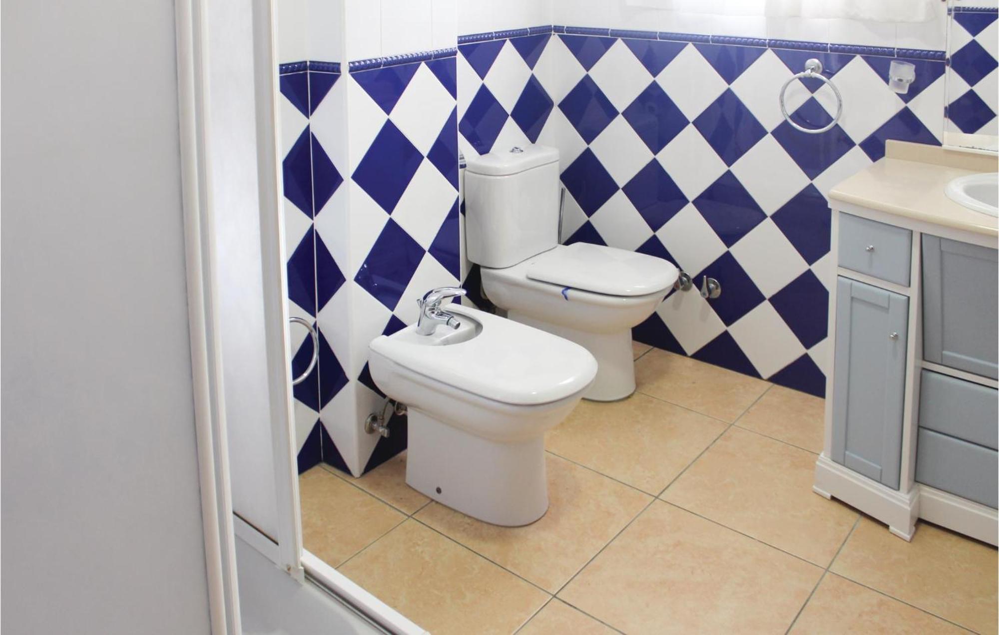 Five-bedroom In Alcazares *