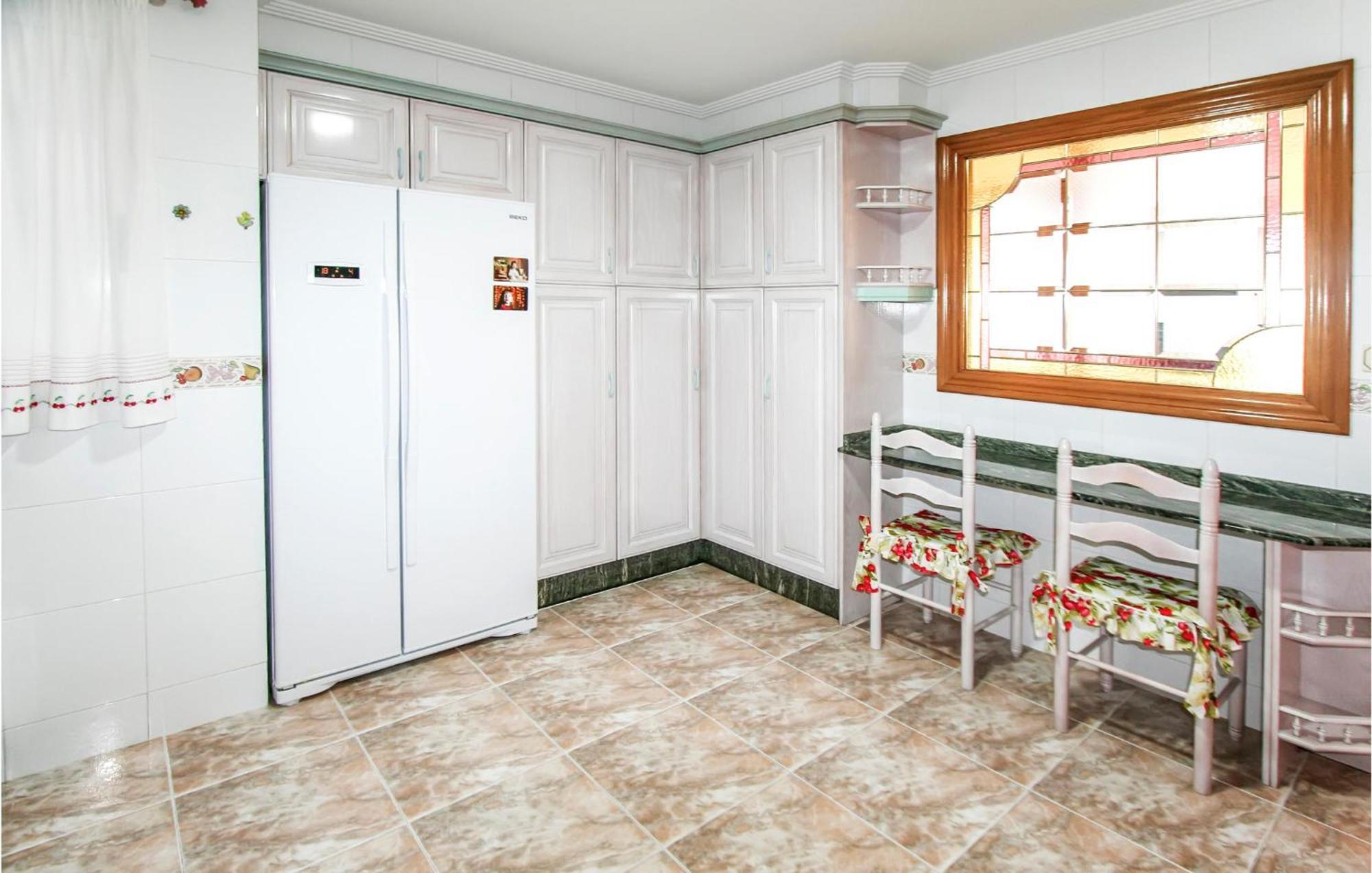 4 Bedroom Gorgeous In Apartment