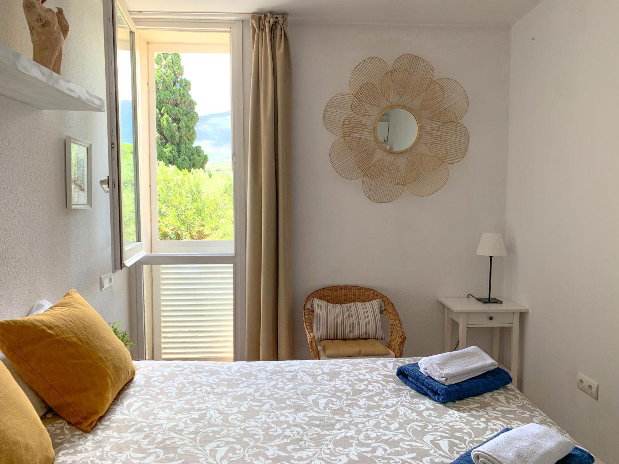 Habitación en casa particular Centrica Con Aire Acondicionado Bano Privado Nevera Cadaqués