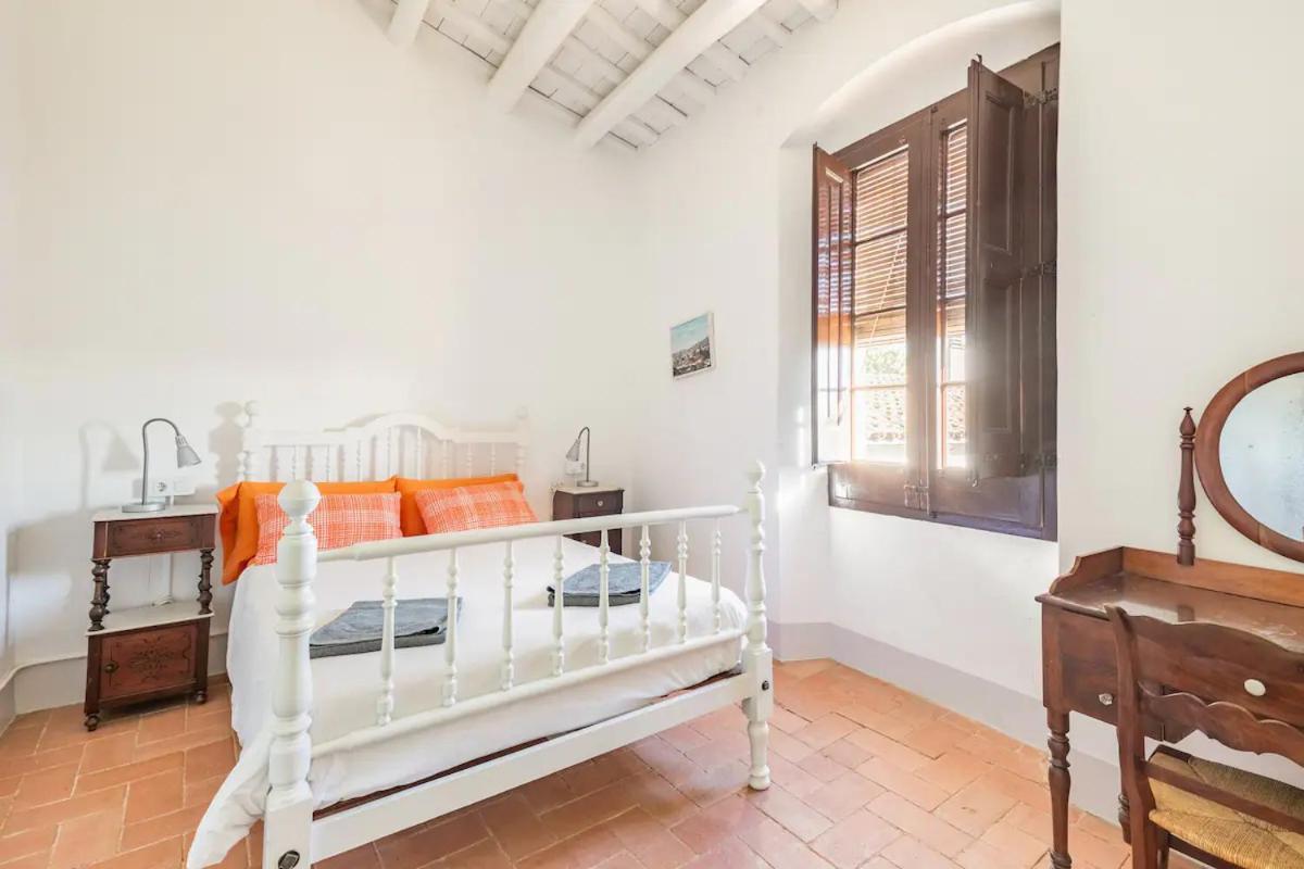 Casa rural Rovira - Stunning Neoclassical Mansion, Just 20 Min Drive From Barcelona Center, Ideal For Groups And Families