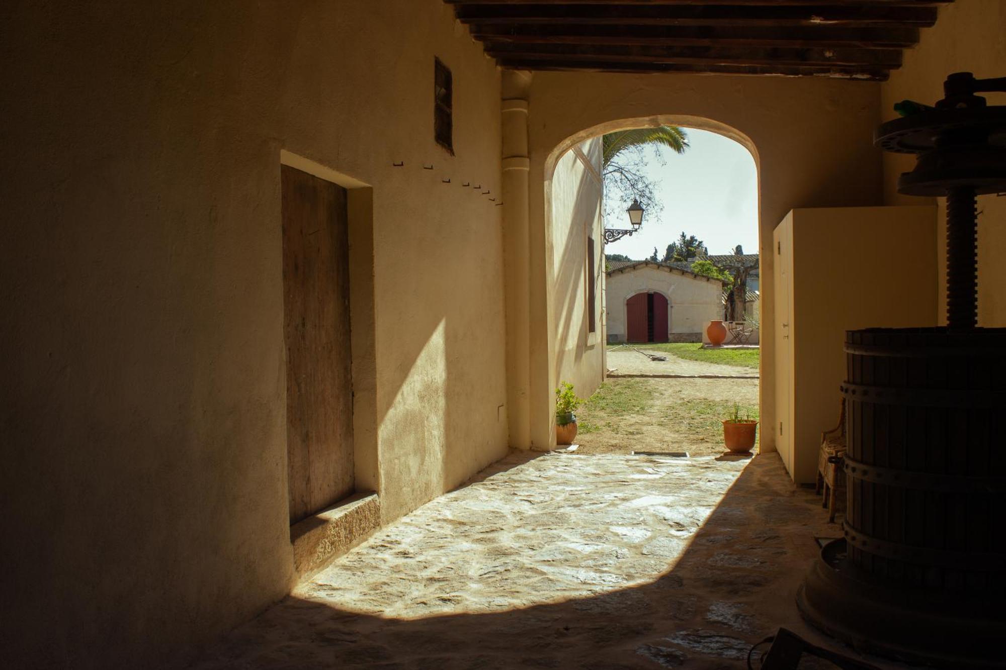 Casa rural Rovira - Stunning Neoclassical Mansion, Just 20 Min Drive From Barcelona Center, Ideal For Groups And Families *