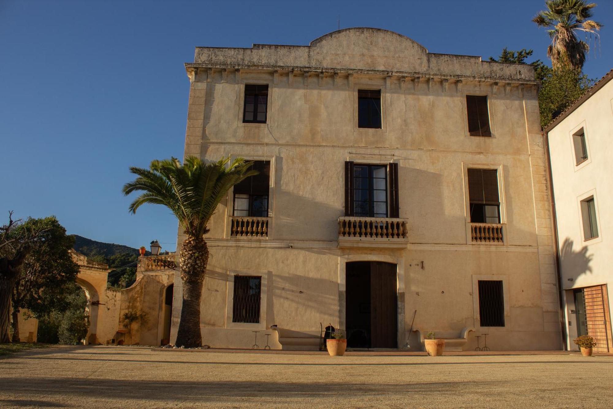 Casa rural Rovira - Stunning Neoclassical Mansion, Just 20 Min Drive From Barcelona Center, Ideal For Groups And Families *