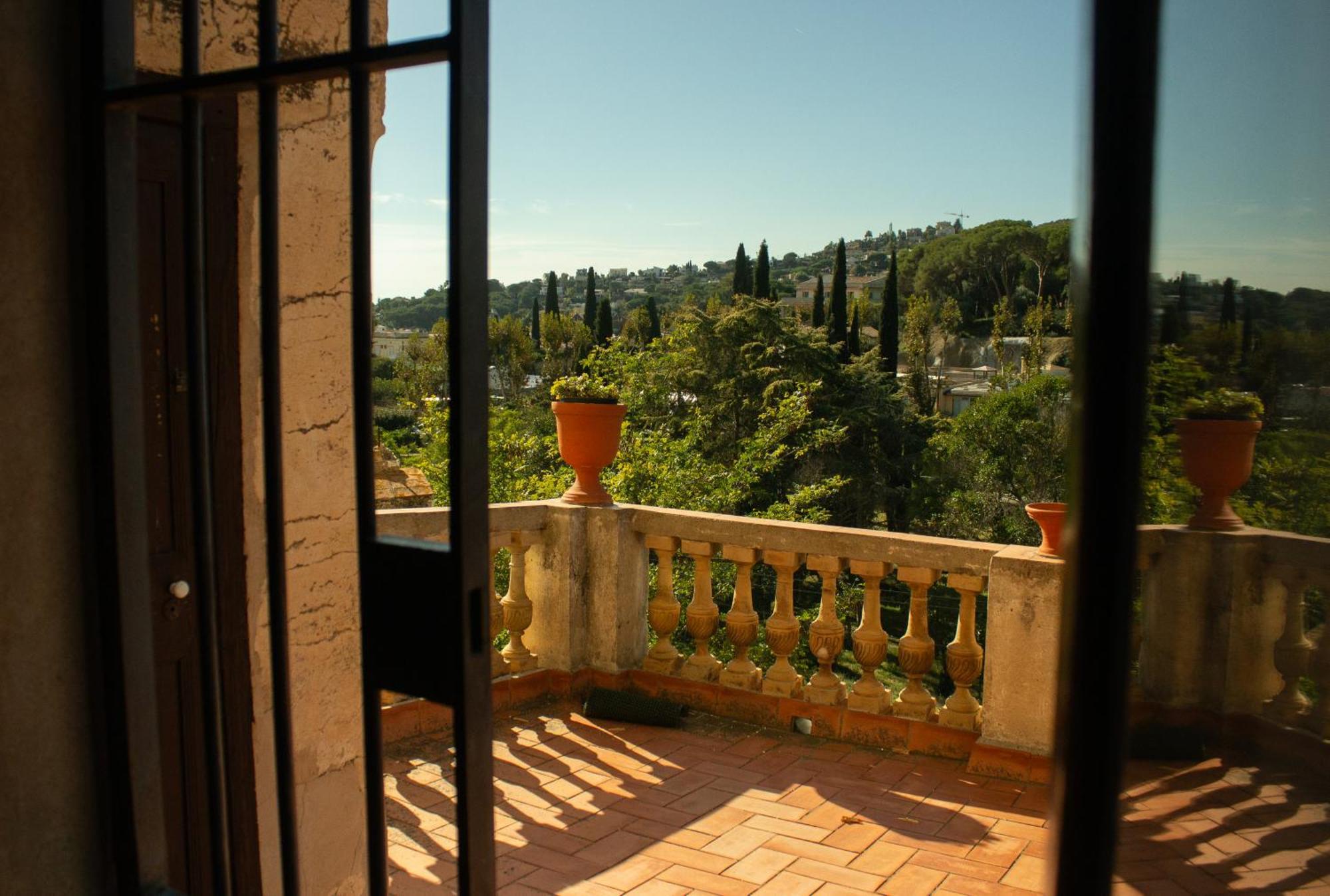 Rovira - Stunning Neoclassical Mansion, Just 20 Min Drive From Barcelona Center, Ideal For Groups And Families