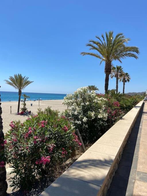 2 Bed Beachfront In Apartment *