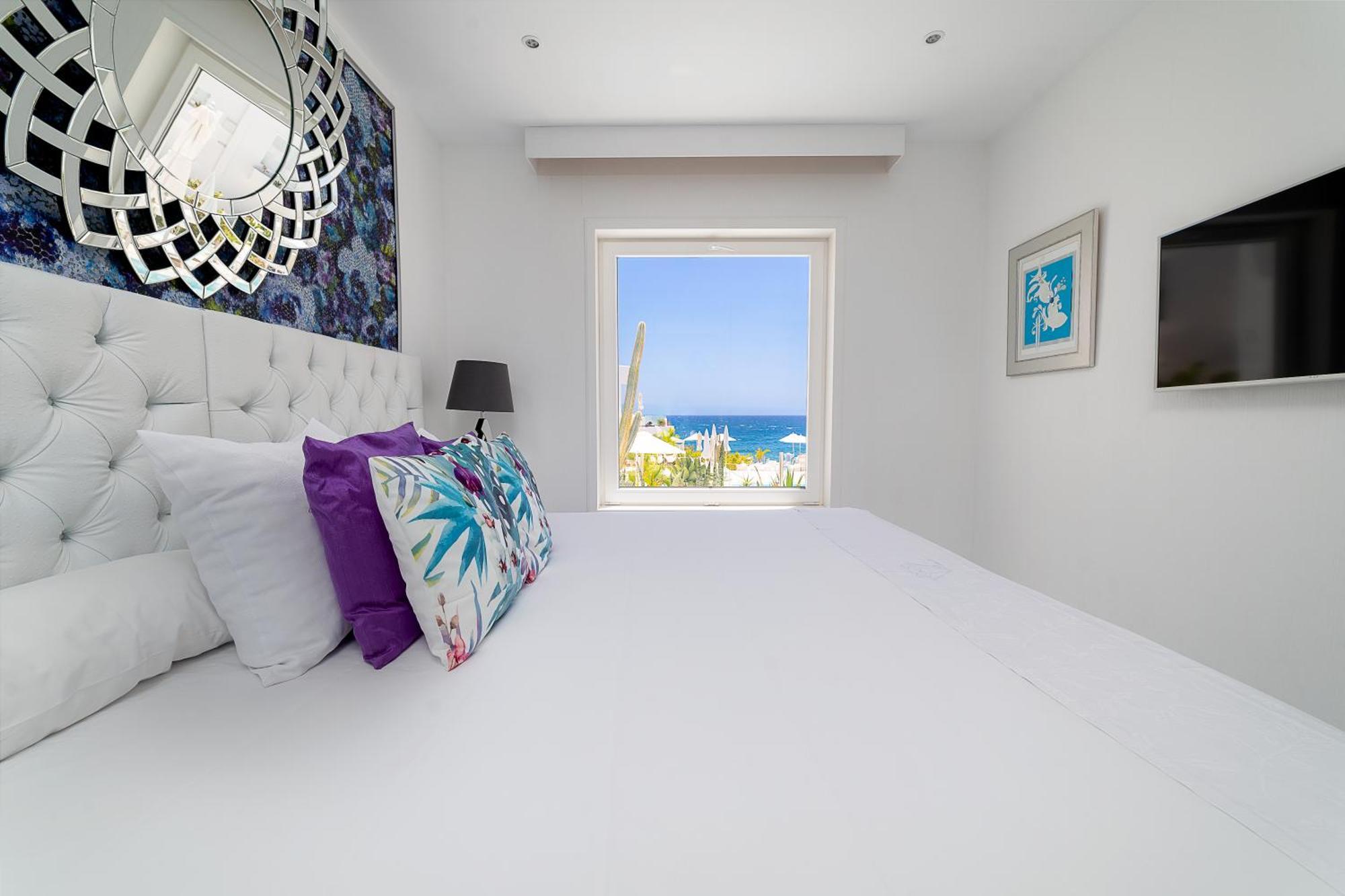 Lani's De Luxe - Adults Only Hotel