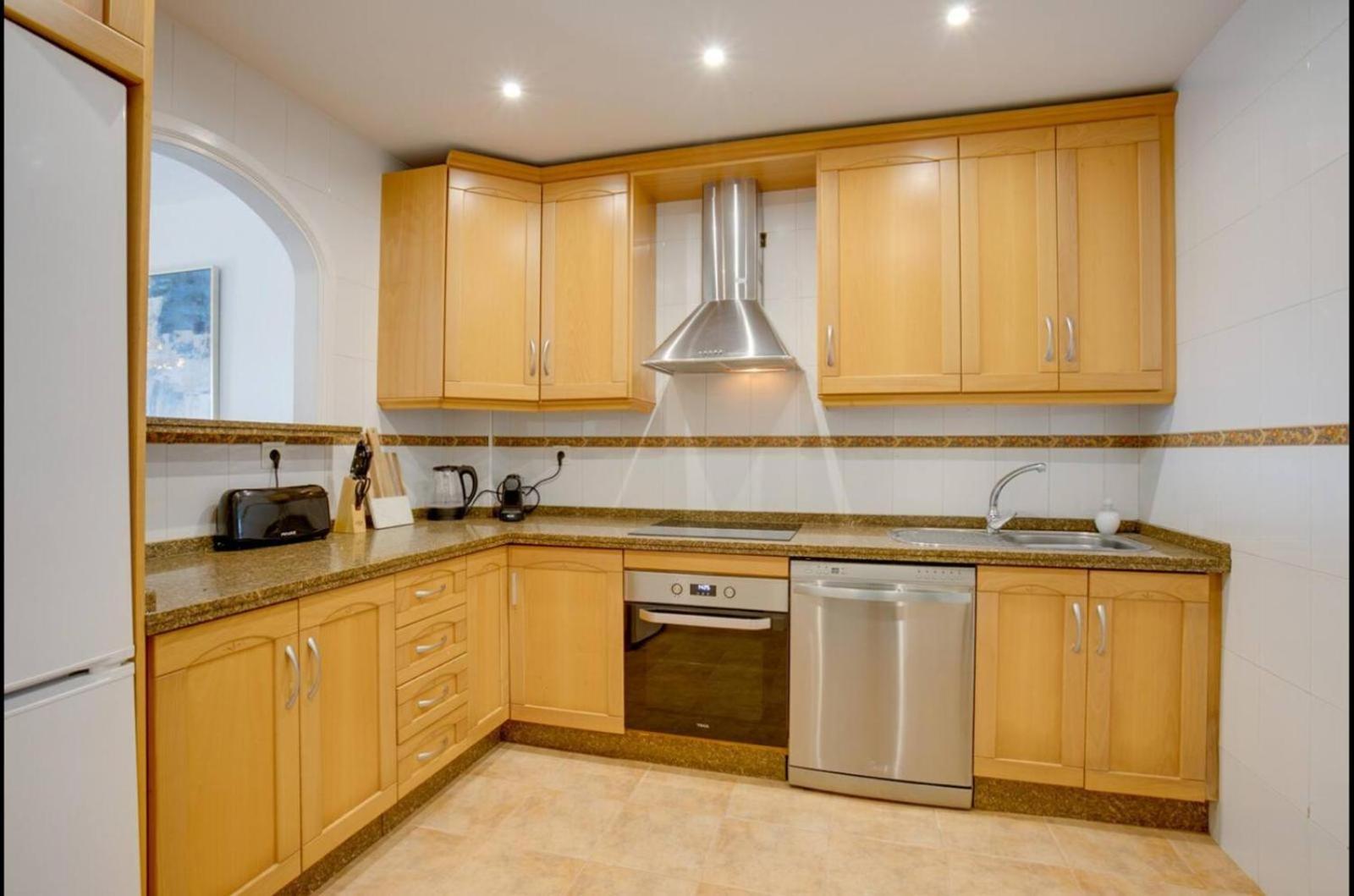 No1 - Beachfront Estepona, Close To Port, 2 Bedroom, 2 Bathroom, Sleeps 5 Apartamento *