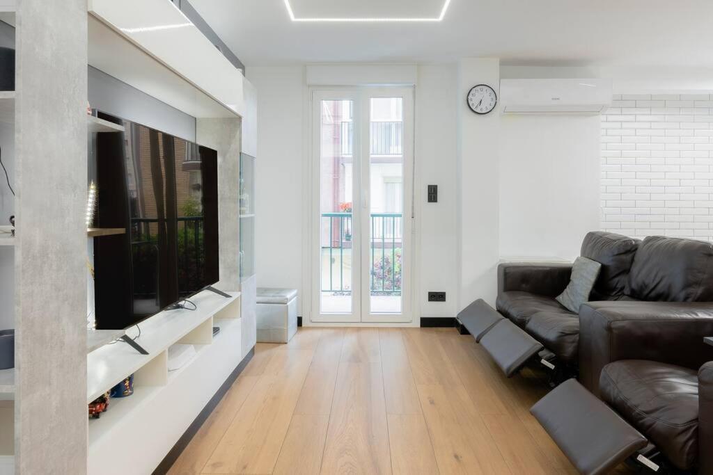 Modern & Cozy Flat With Tennis Court