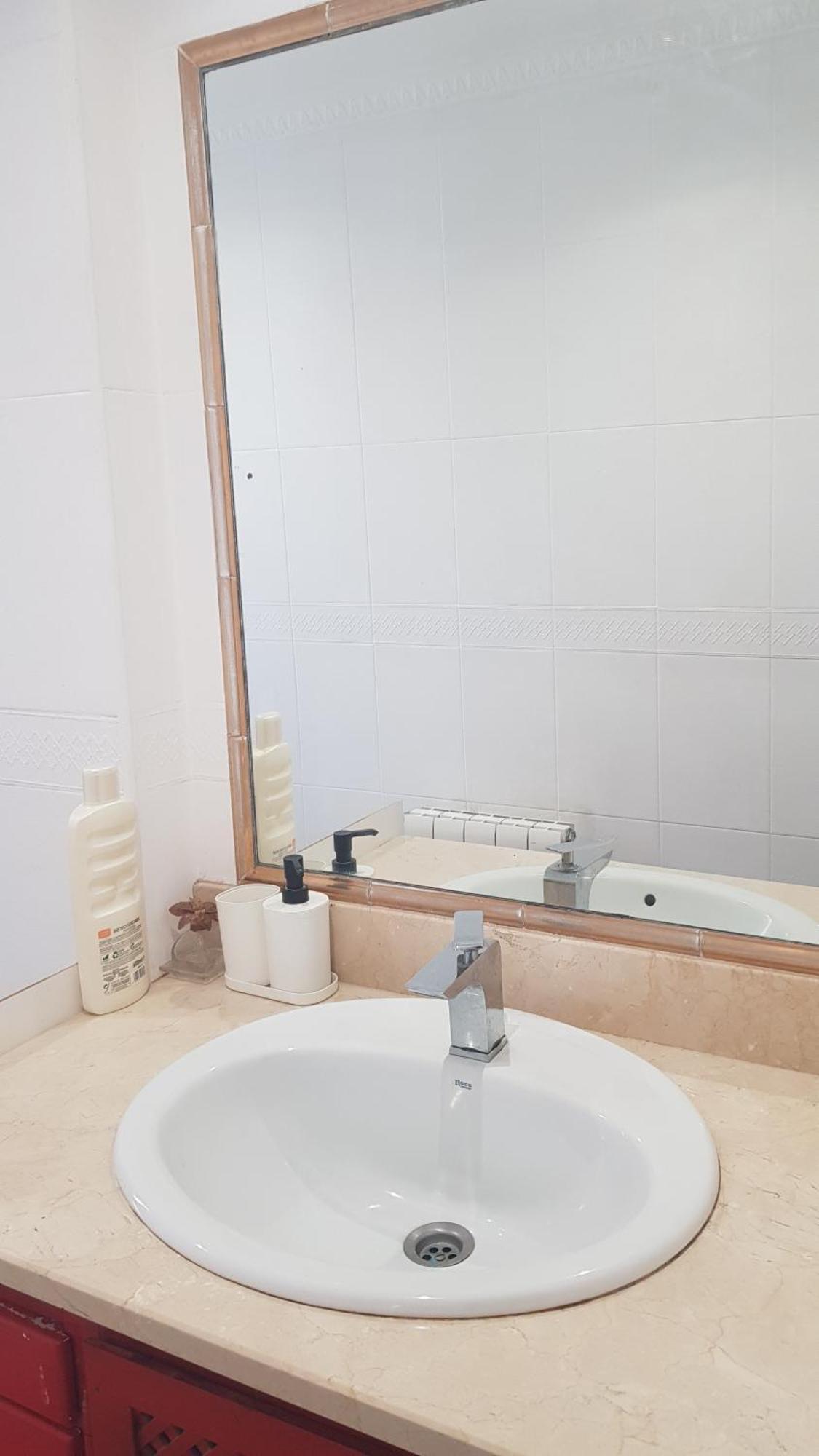 Habitación en casa particular Little Peaceful Retreat With Bath, Heating, Terrace, Free Wifi Fridge Easy Parking *