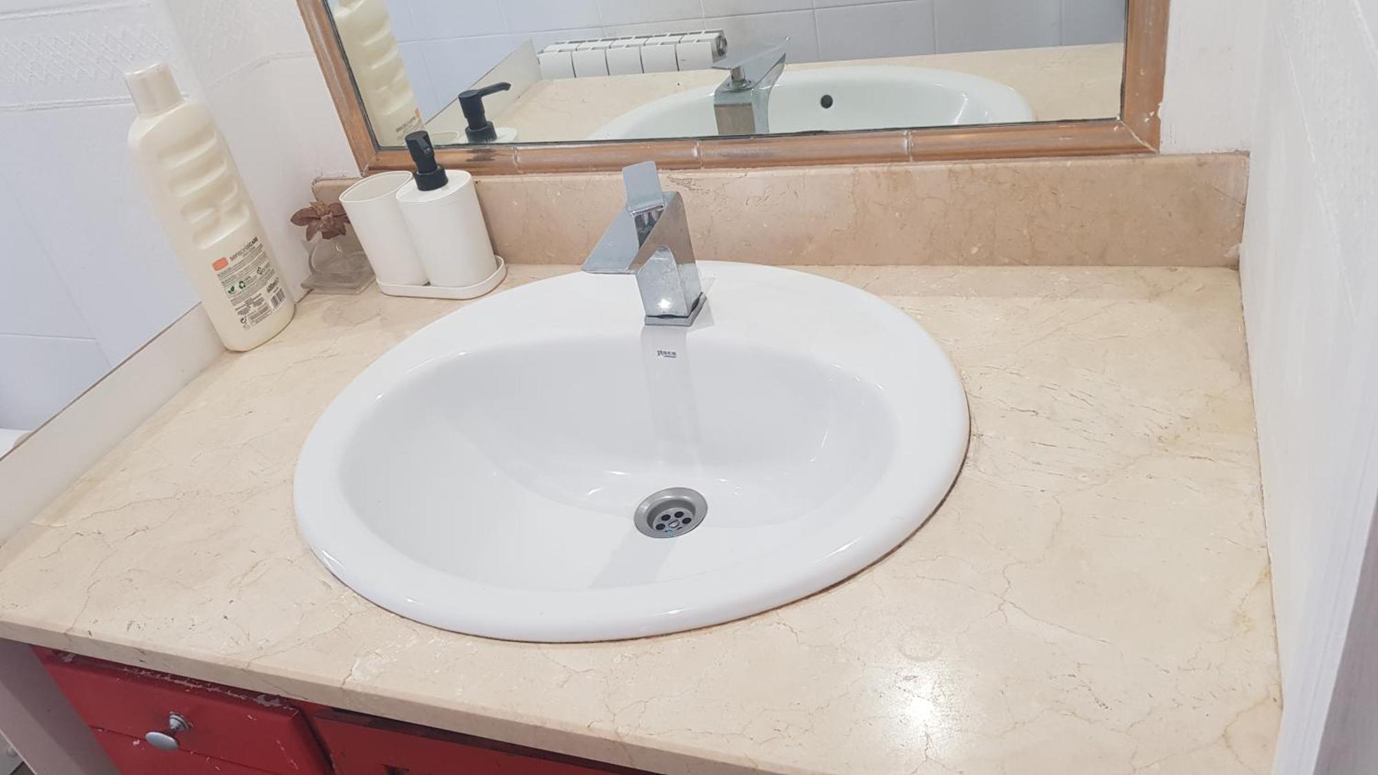 Little Peaceful Retreat With Bath, Heating, Terrace, Free Wifi Fridge Easy Parking Habitación en casa particular