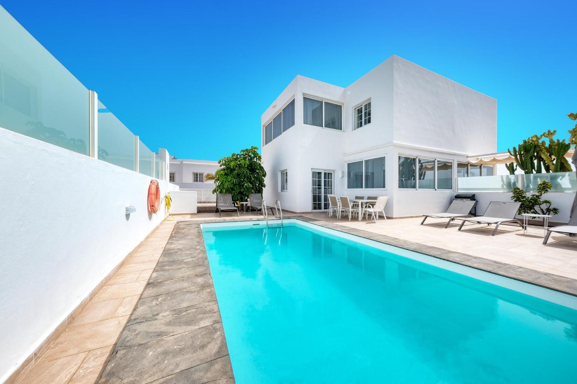 Lanzarote 2-private Pool, Bbq, Air-con *