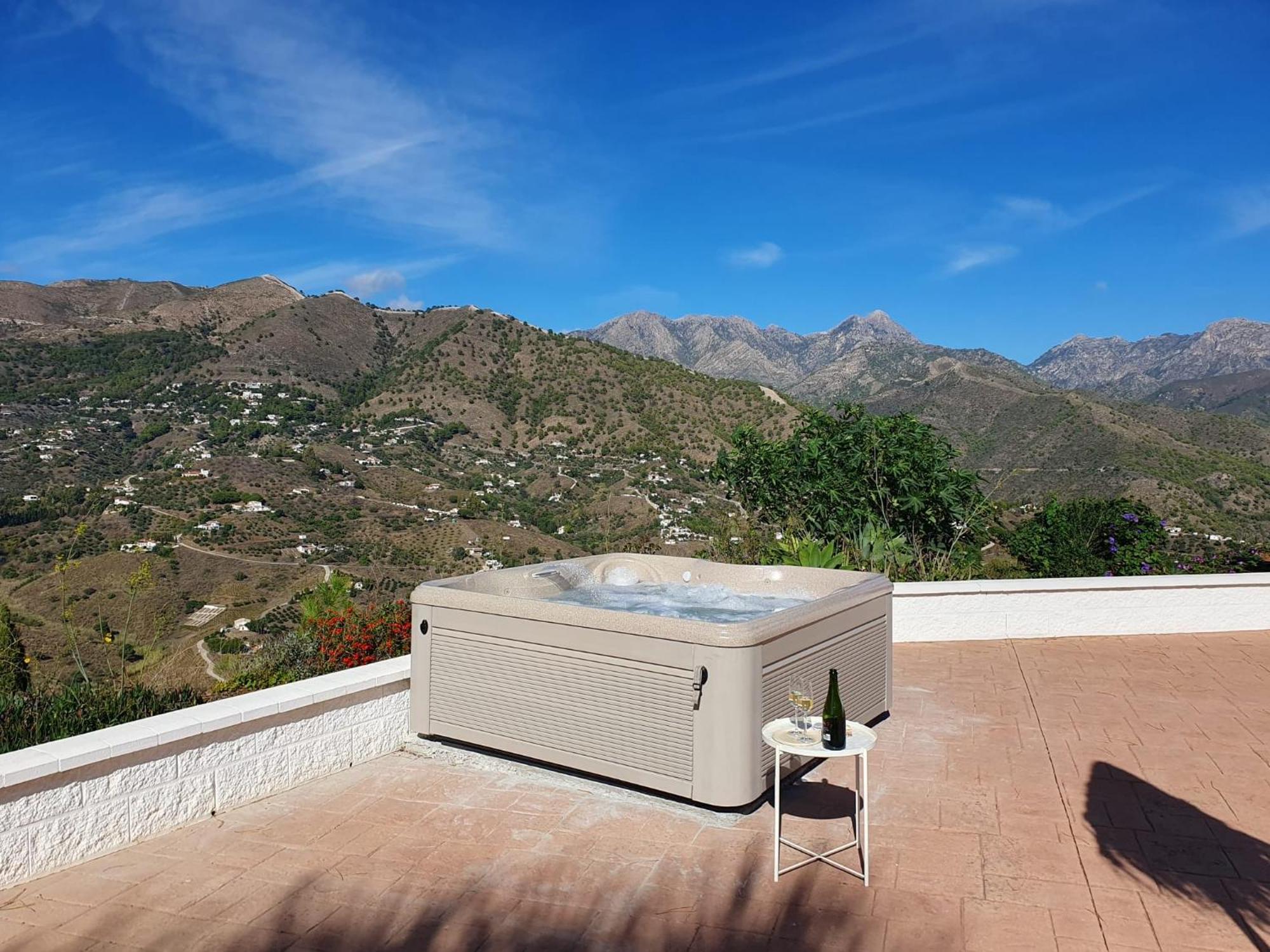 Luxury - Breathtaking Views - Hot Tub - 15' To *