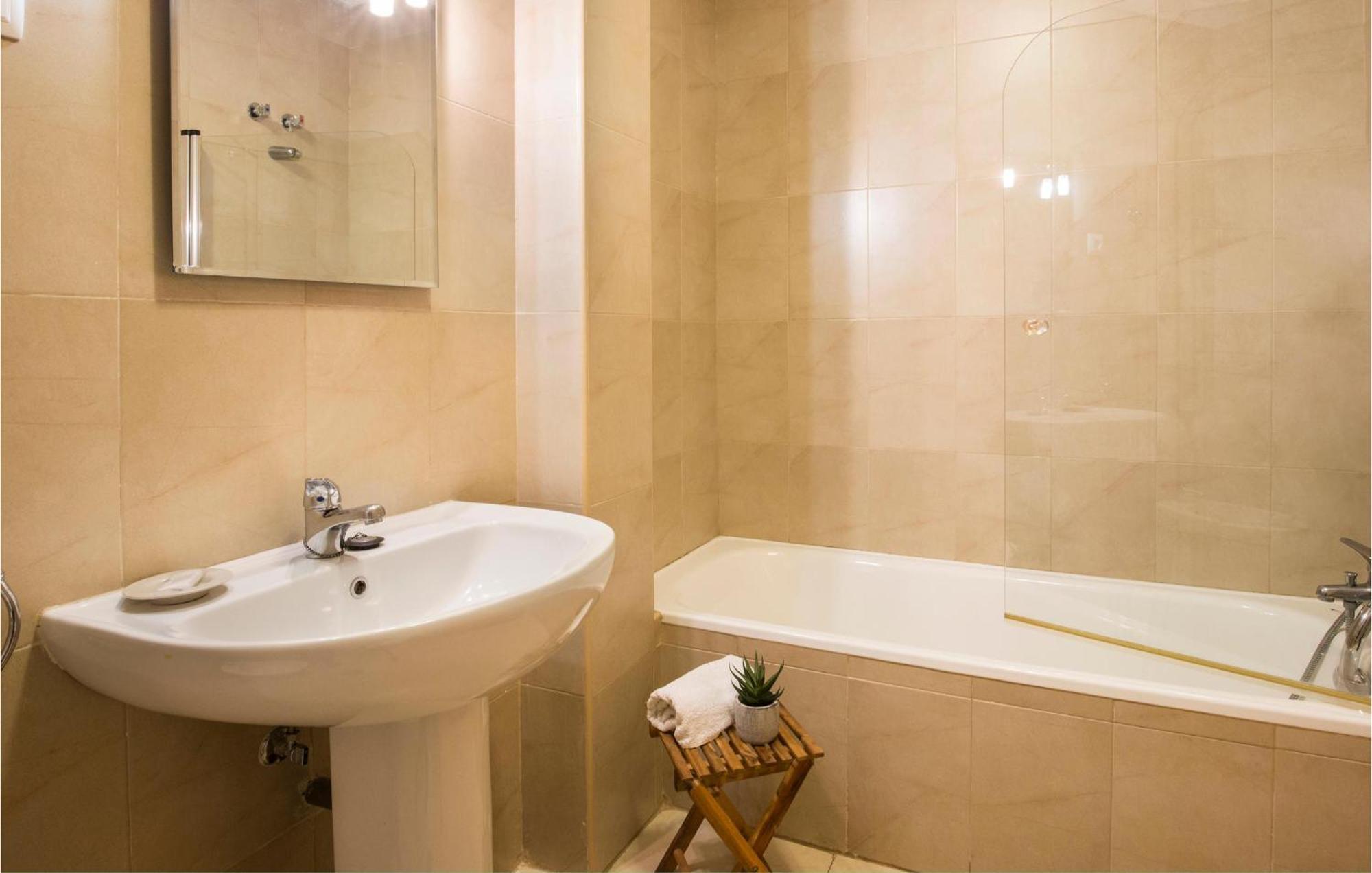 2 Bedroom Lovely In Holiday home