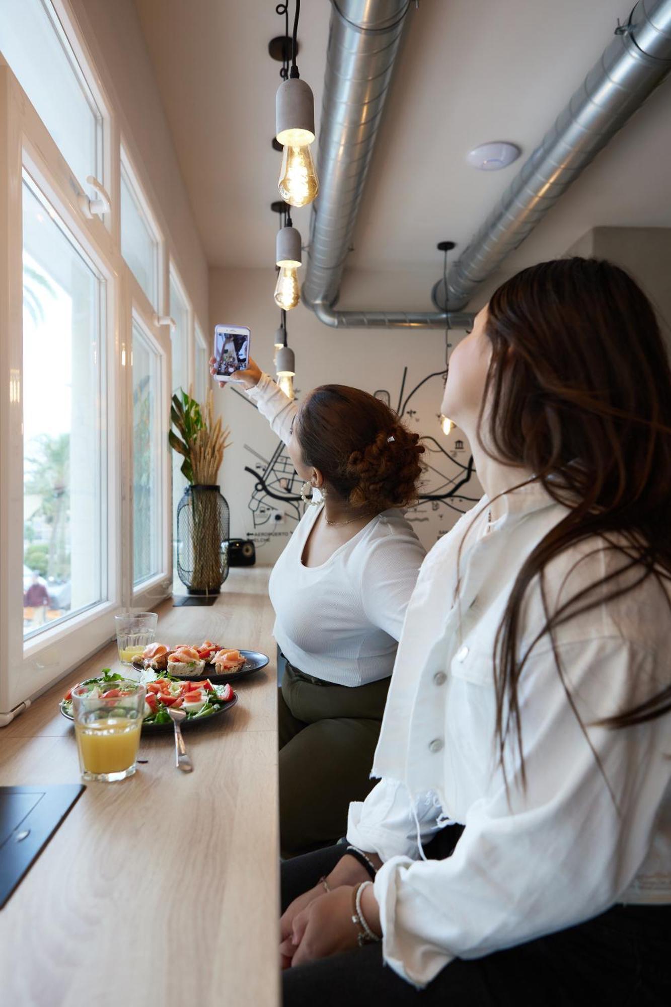 Dos Estaciones - Free Towels, Coffee & Tea, Remote Check-in Hostal