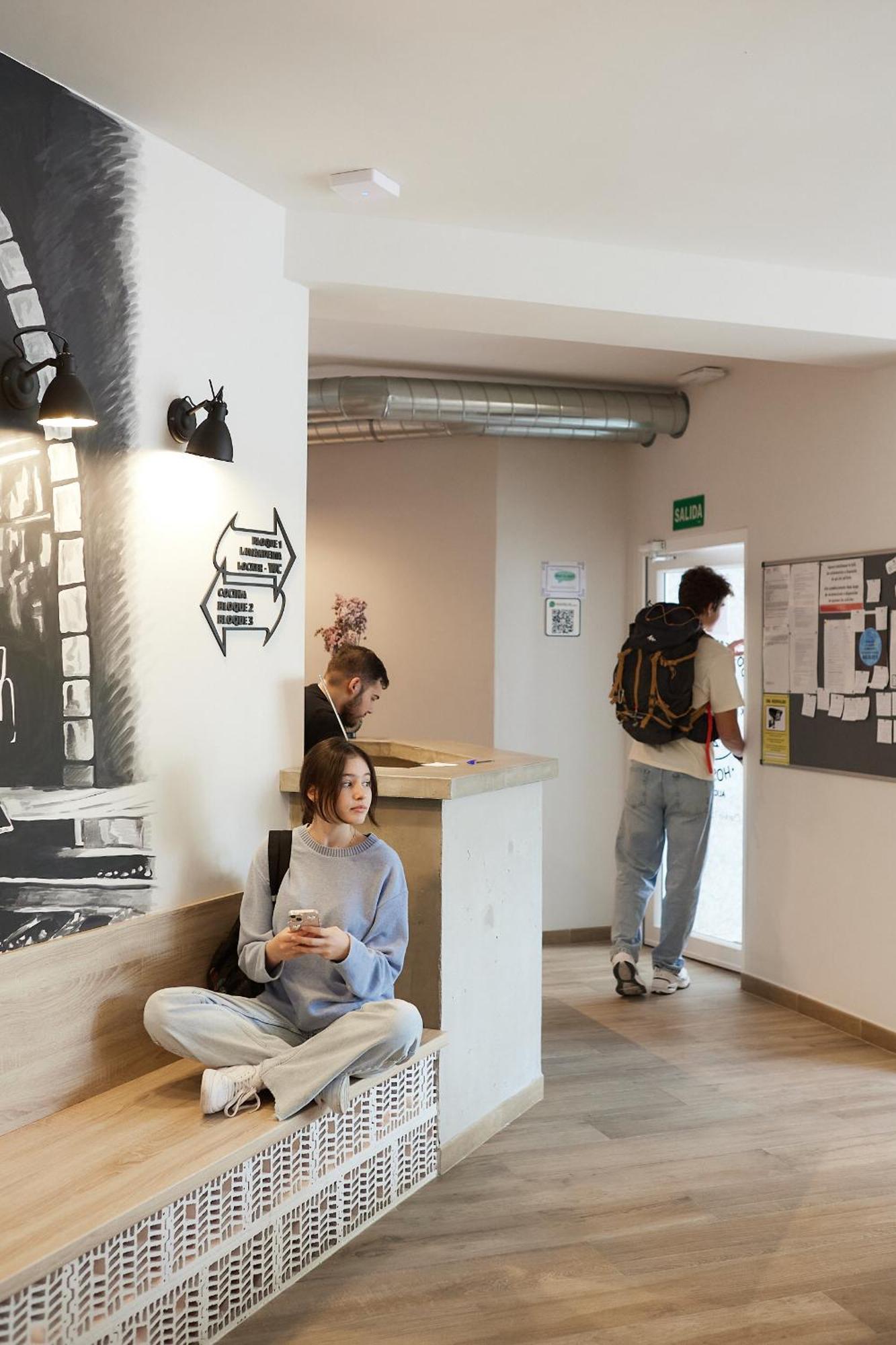 Hostal Dos Estaciones - Free Towels, Coffee & Tea, Remote Check-in Alicante