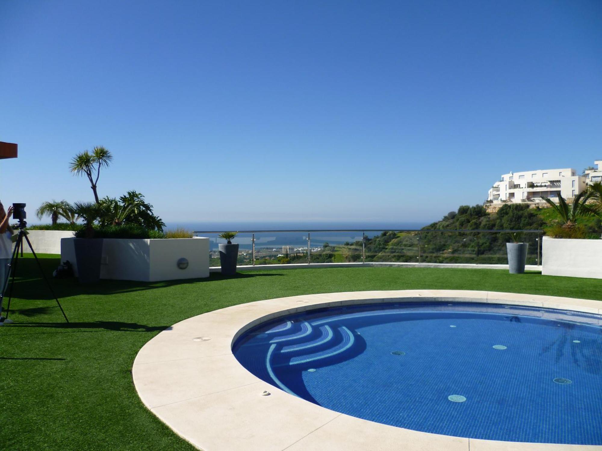 Luxurious With Area Apartment *