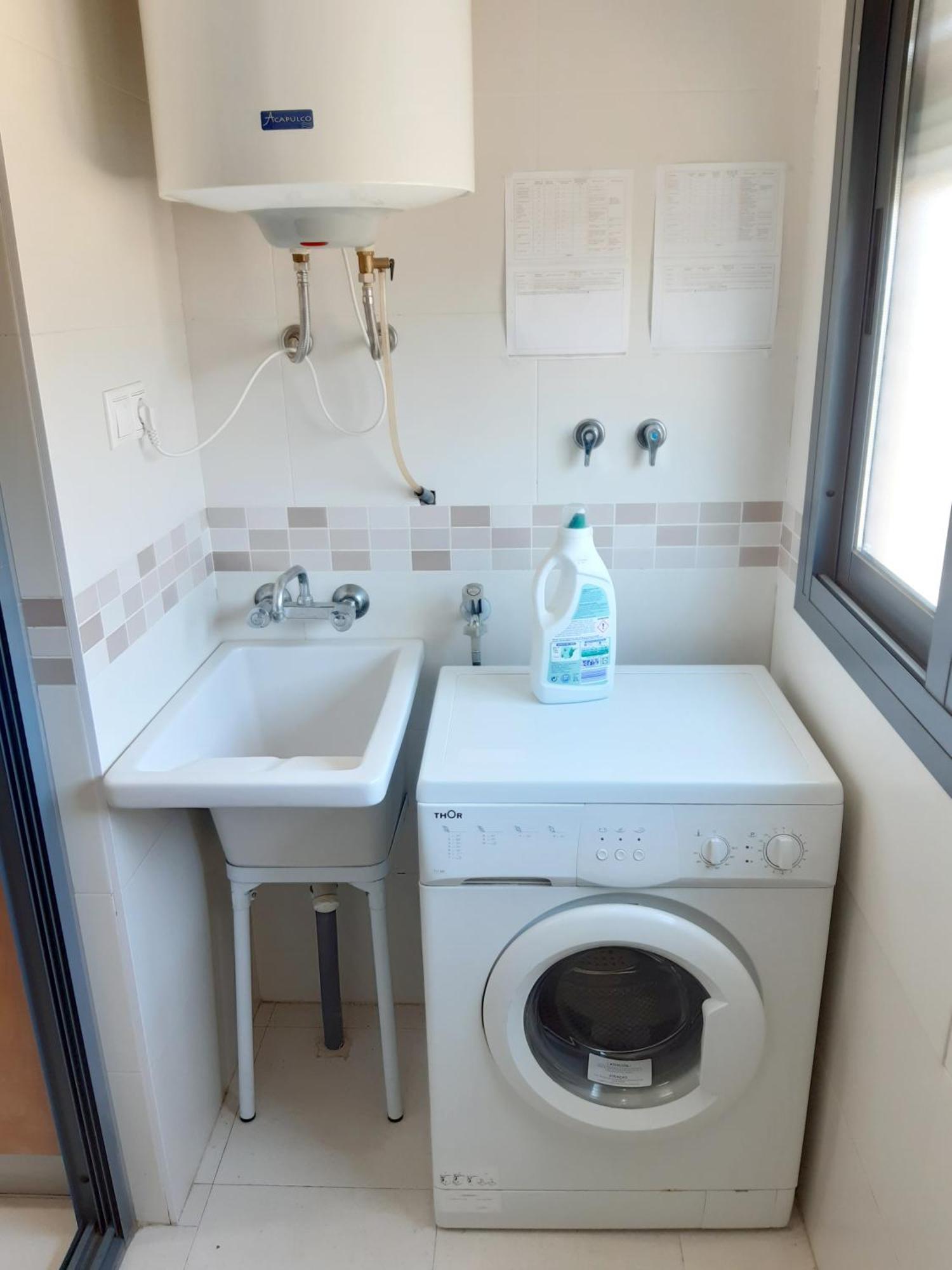 Amplio Piso De 3 Con Balcon Y Aparcamiento - Alborania *