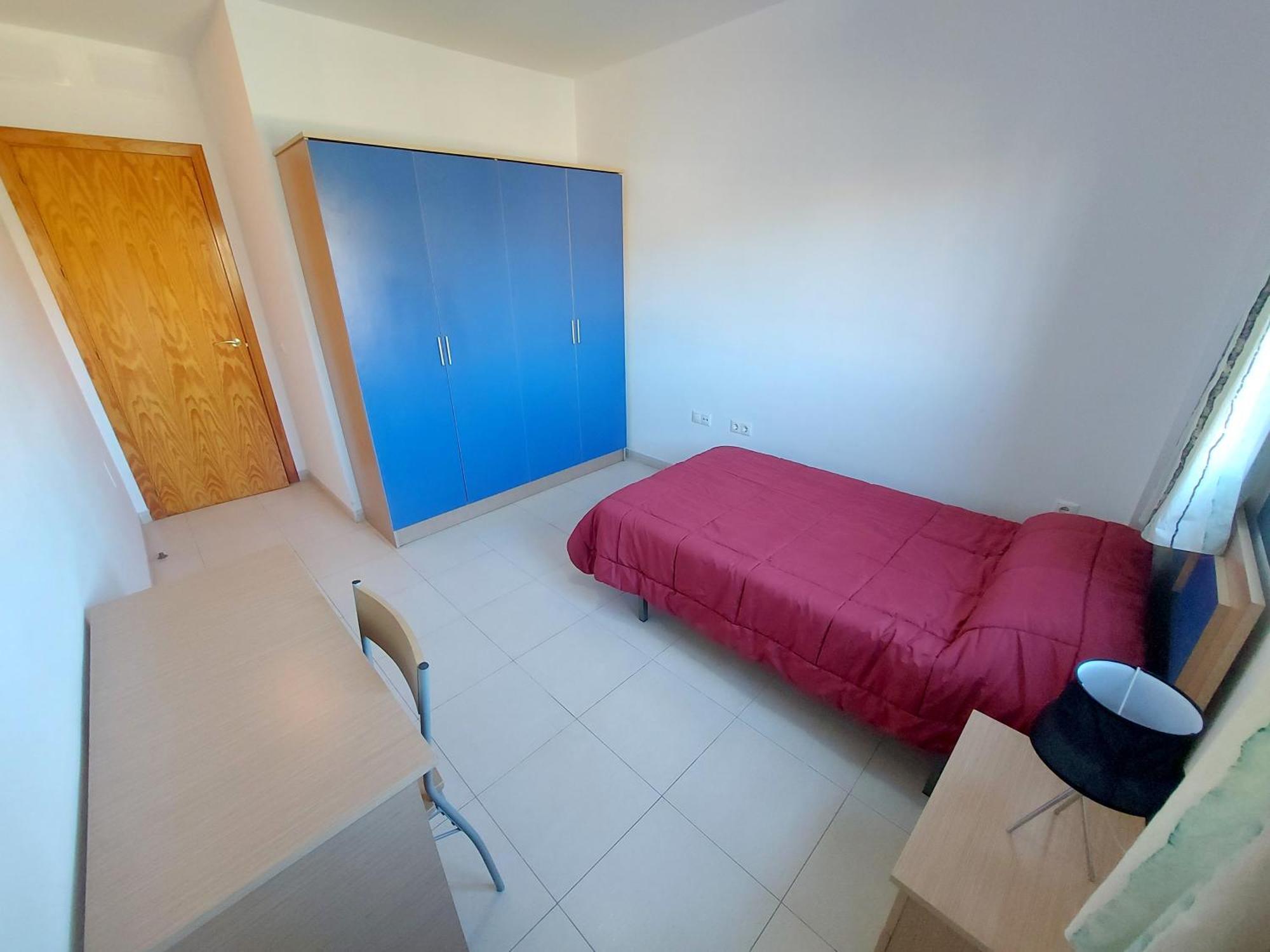 Amplio Piso De 3 Con Balcon Y Aparcamiento - Alborania