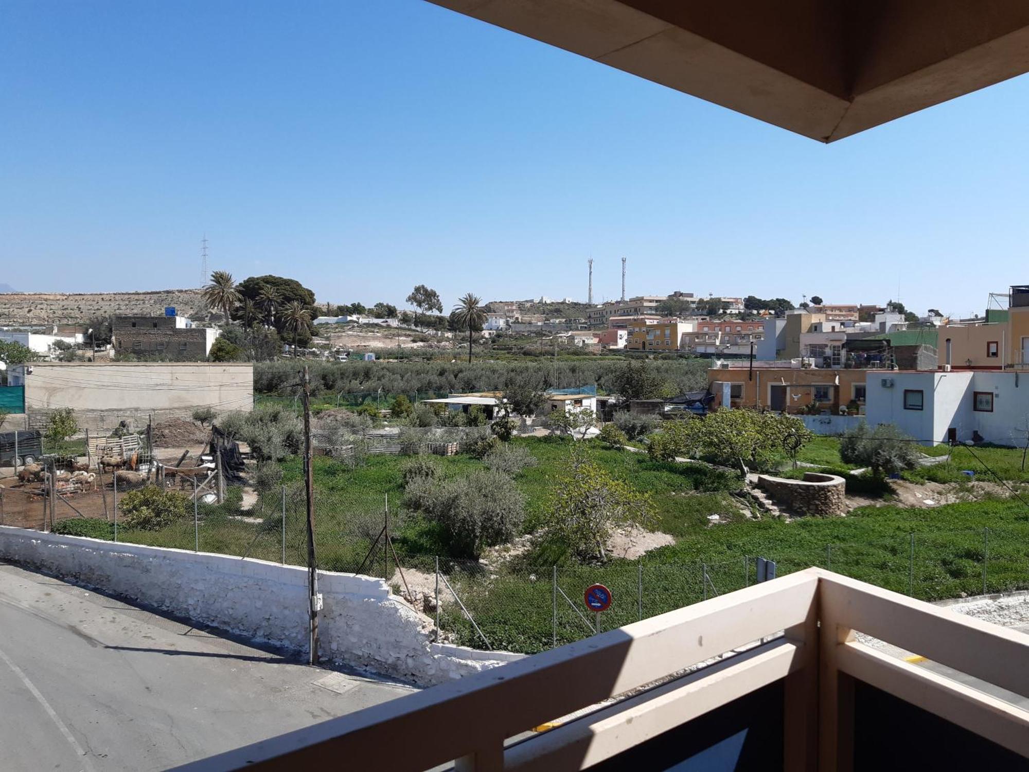 Apartamento Amplio Piso De 3 Con Balcon Y Aparcamiento - Alborania *