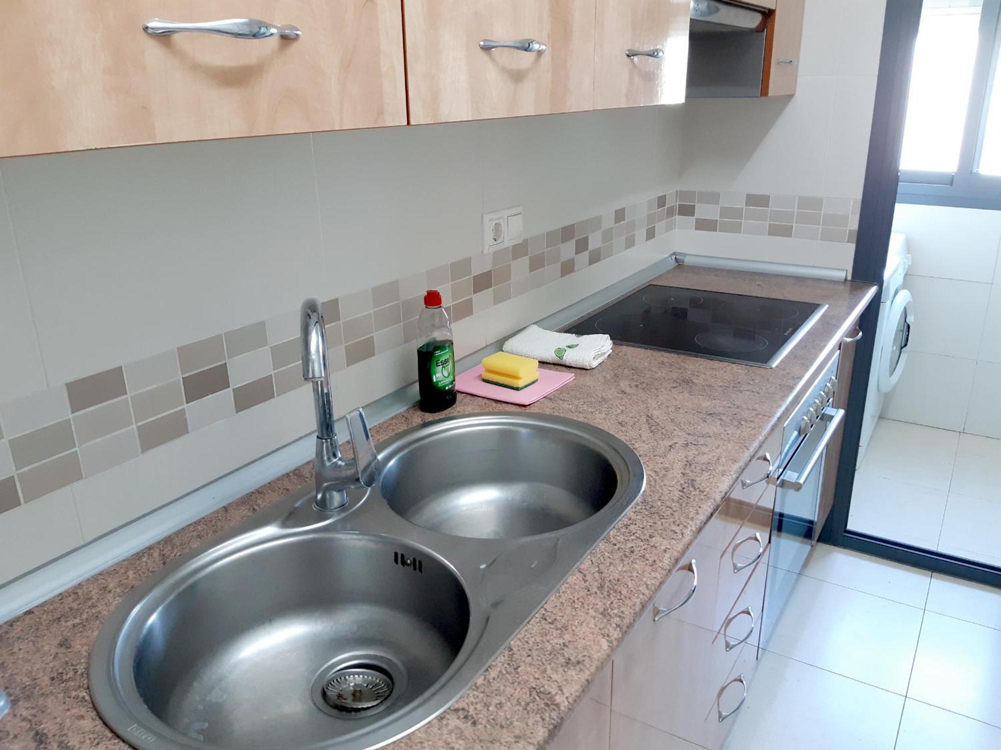 Amplio Piso De 3 Con Balcon Y Aparcamiento - Alborania *
