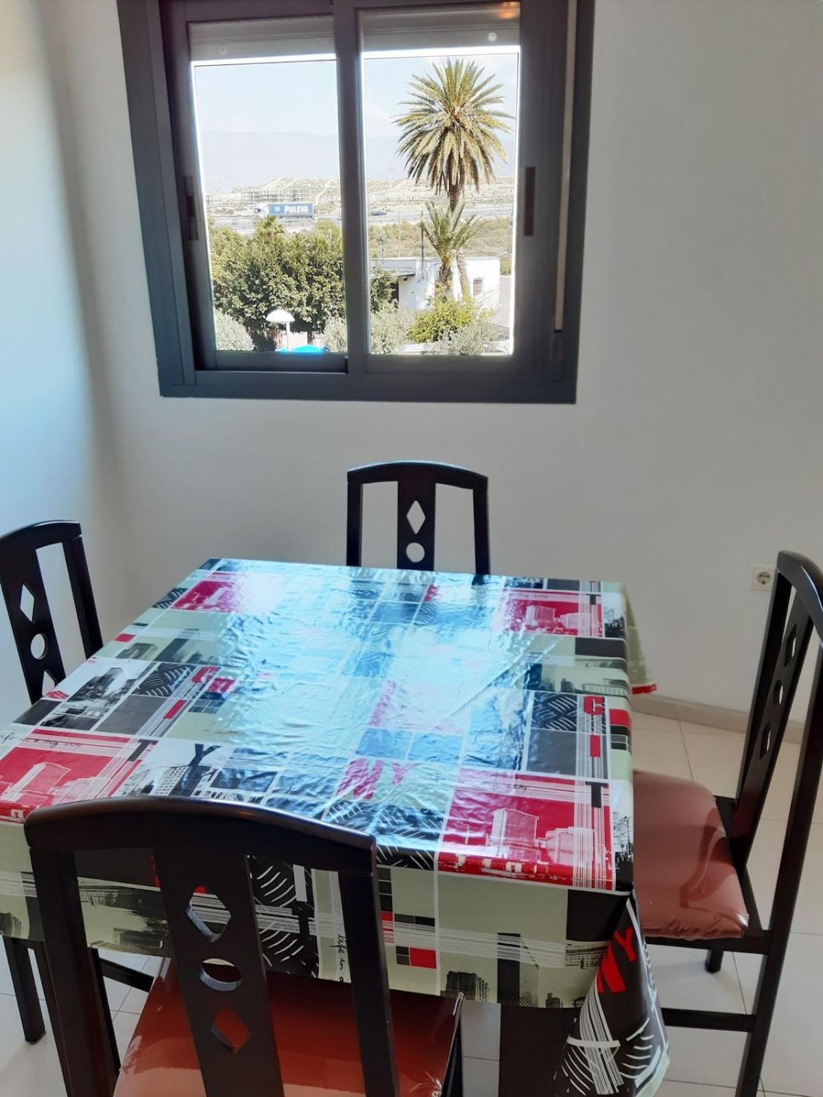 Amplio Piso De 3 Con Balcon Y Aparcamiento - Alborania *