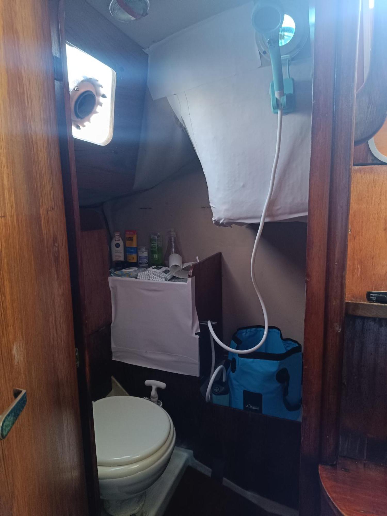 Sleep On A Sailing Boat Barcelona Hotel en barco