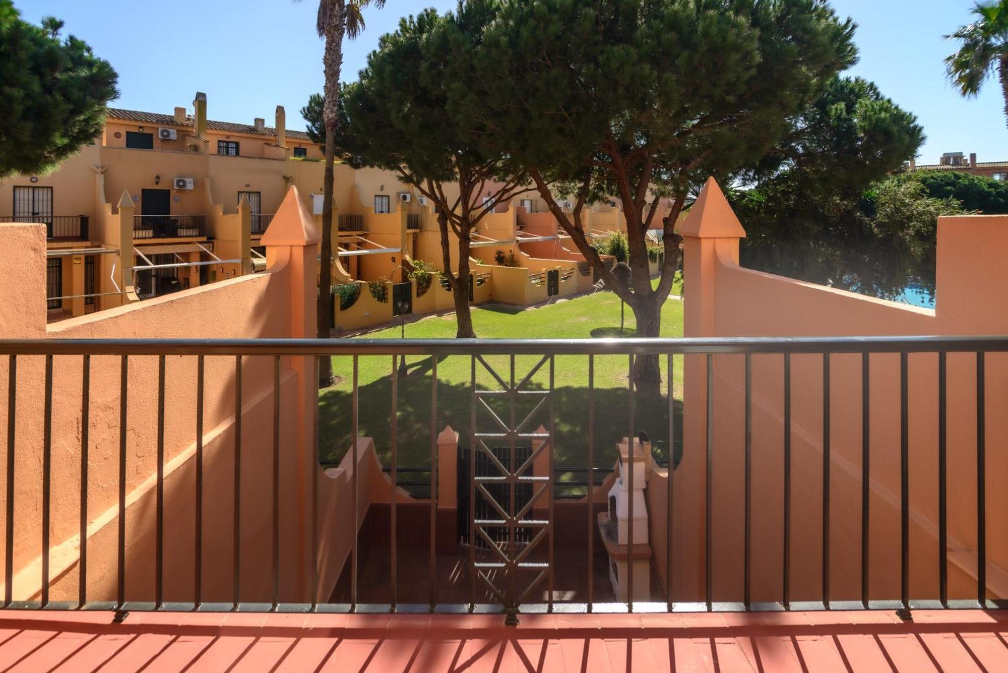 Adosado Con Jardín Y Piscina En Chiclana Barrosa-sancti Petri *