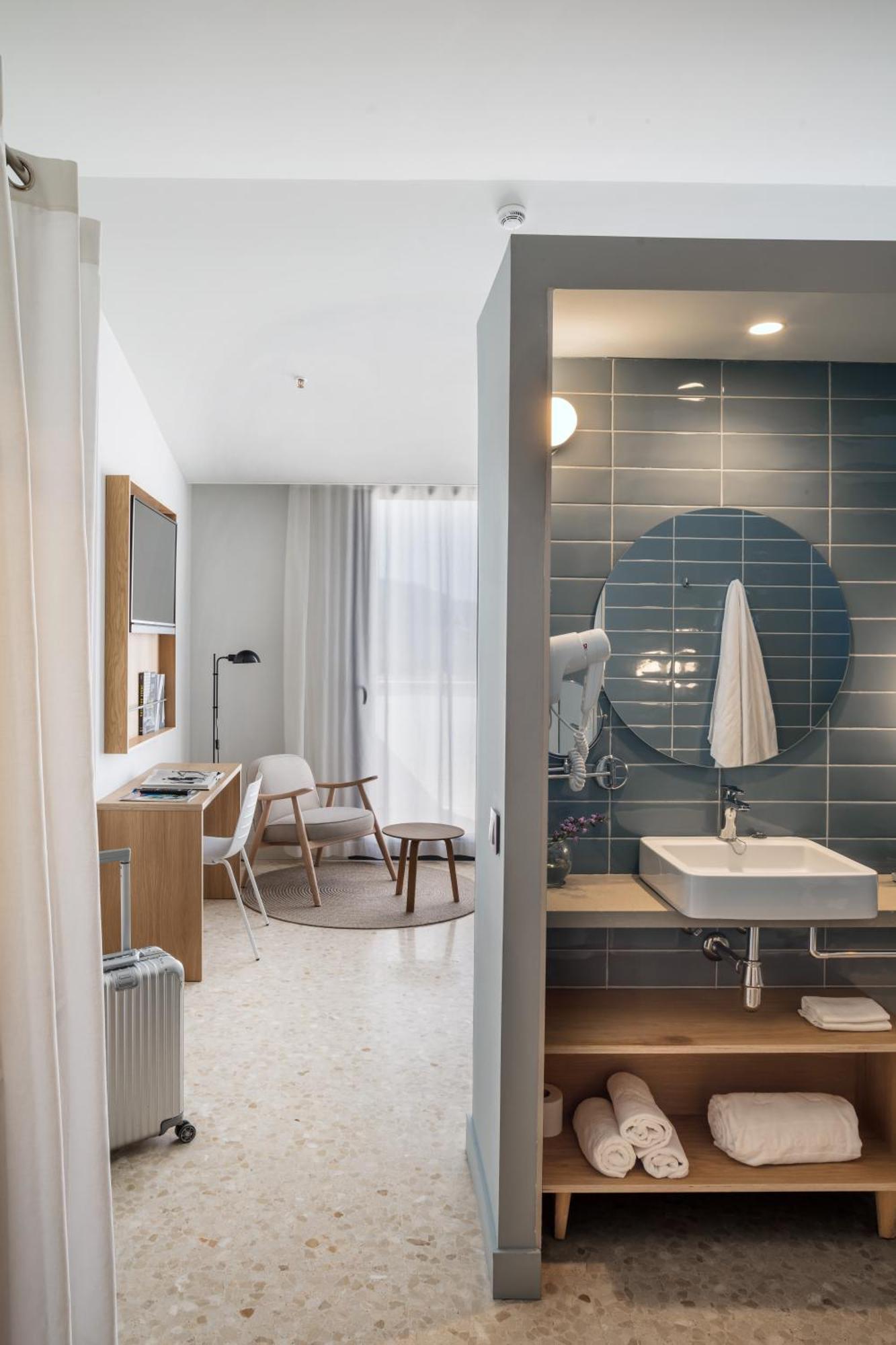 Aqua Silhouette & - Adults Only 4*