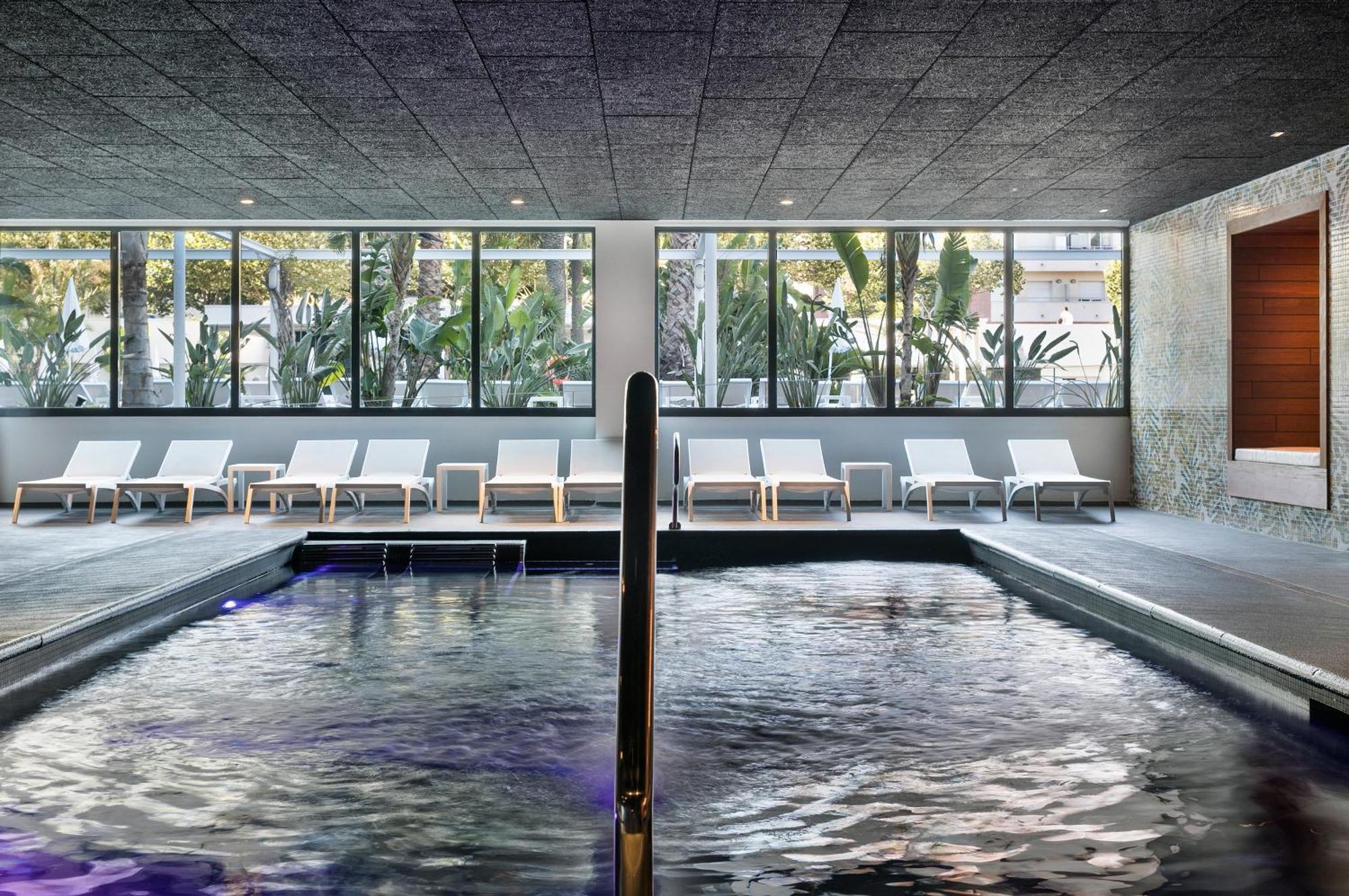 Aqua Silhouette & - Adults Only 4*