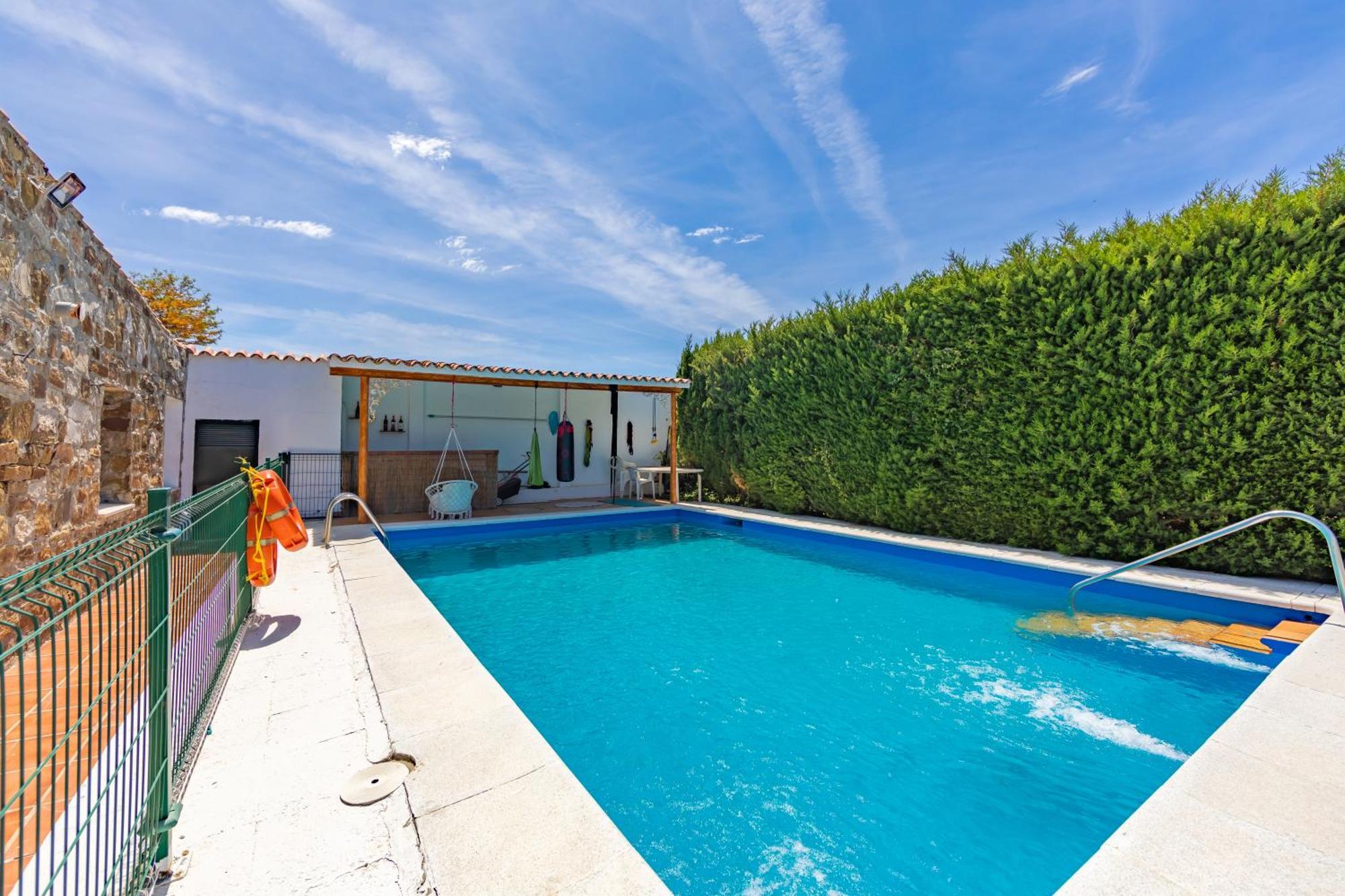 Con Piscina Privada En Bolonia Holiday home