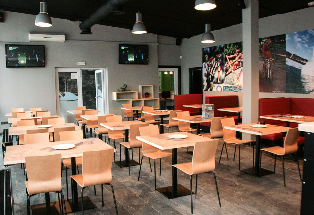 & Sports Cafe Mundaka