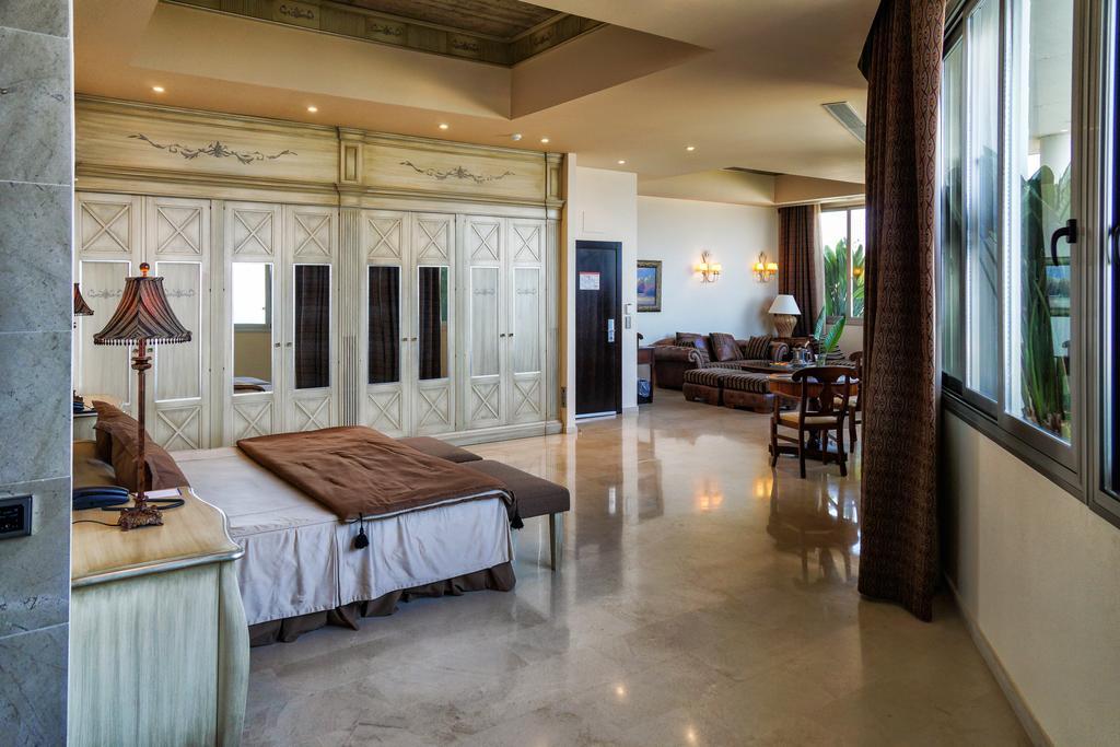 Hotel Senator