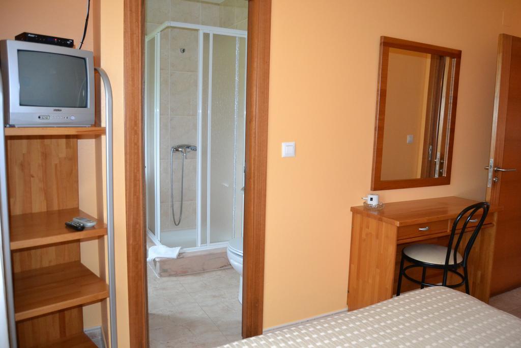 Pereirina Guest house Cee