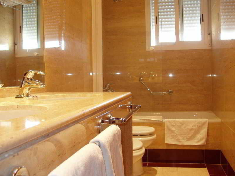 Reyes Católicos Hotel