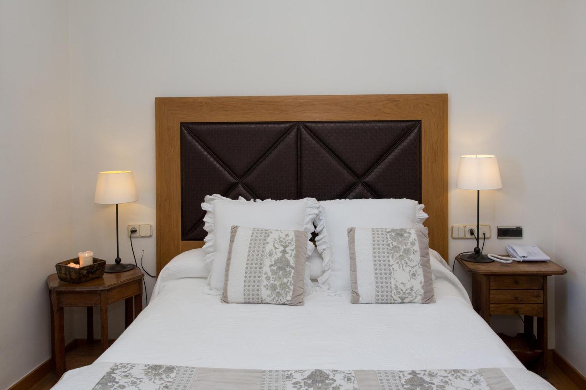 Hotel De La Plaça 3*