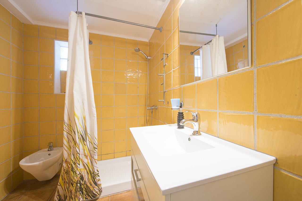 Villa Benavero Boutique Style Within Fenced Tropical Garden *