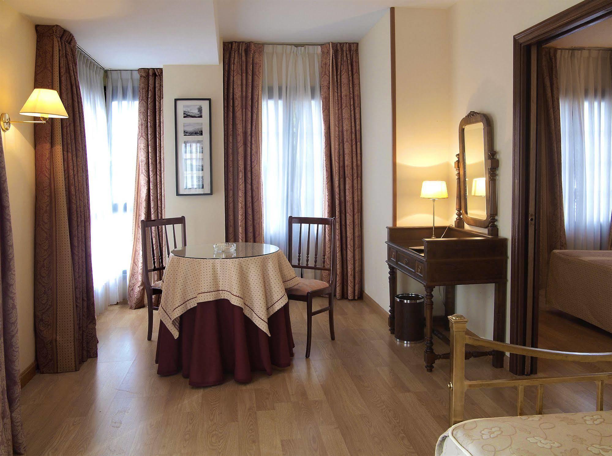 Hotel Y Arias 3*