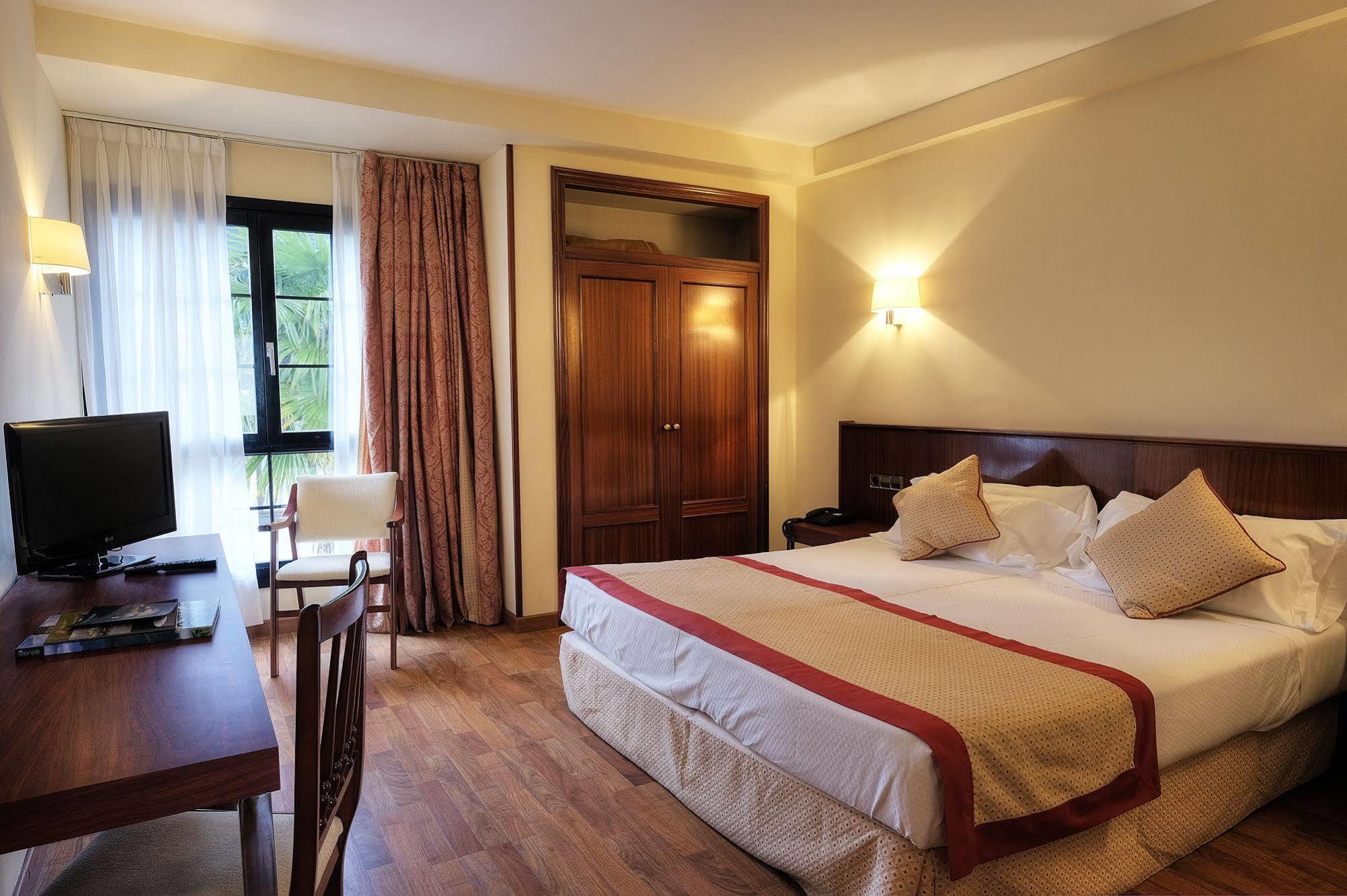 Hotel Y Arias 3*