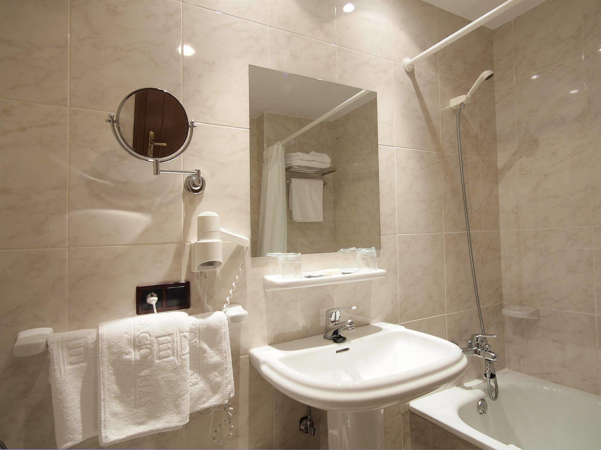 Y Arias Hotel Navia