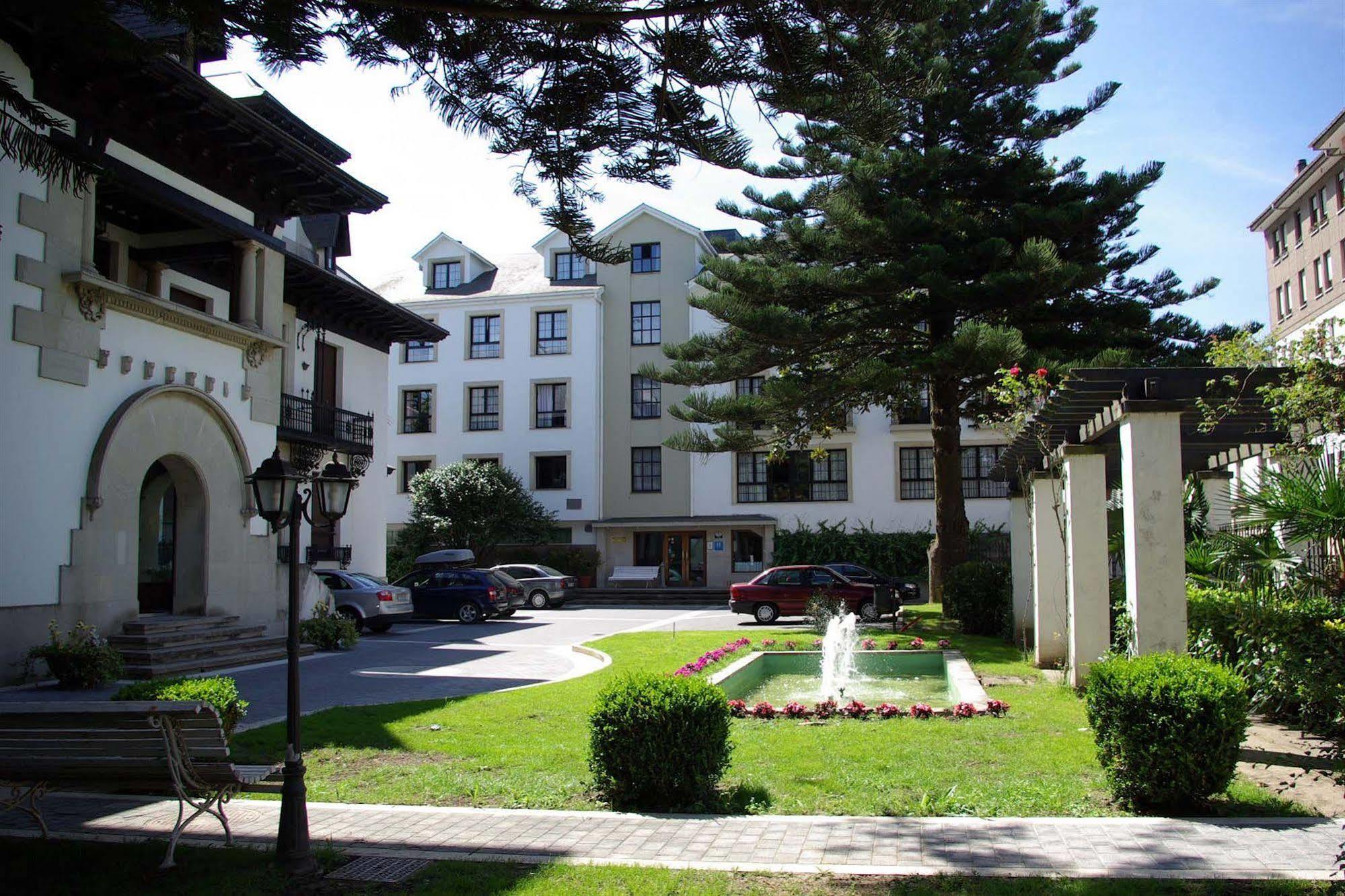 Y Arias Hotel 3*