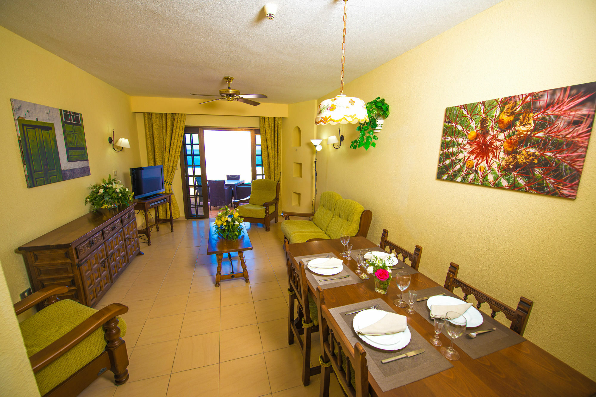 Ona Rosas Apartahotel
